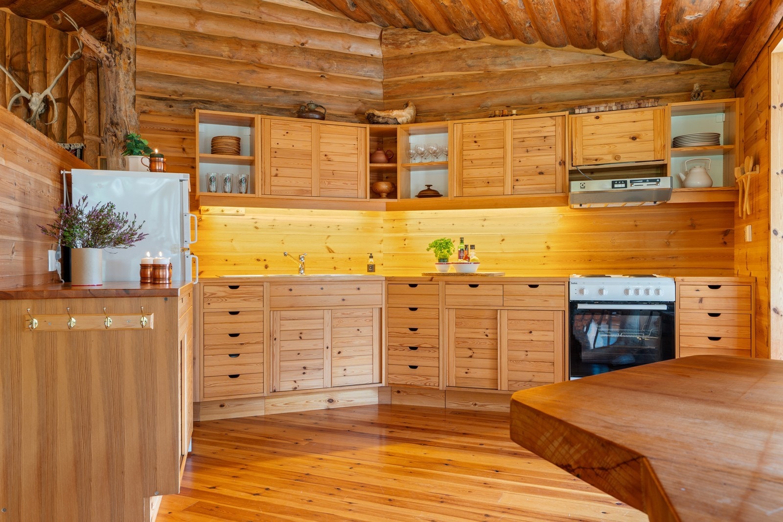 Luftig kjøkken i åpen løsning mot stue. Kjøkkenet har god skap- og benkeplass. Galleribilde