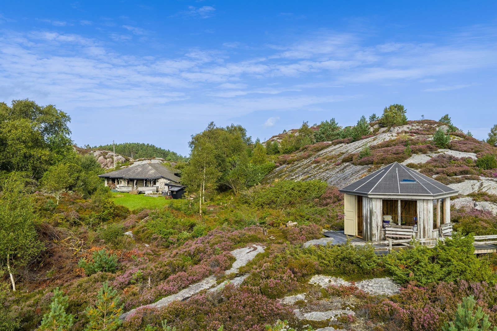 Hytta har gjennomtenkte tilbygg og koselige utesoner. Galleribilde