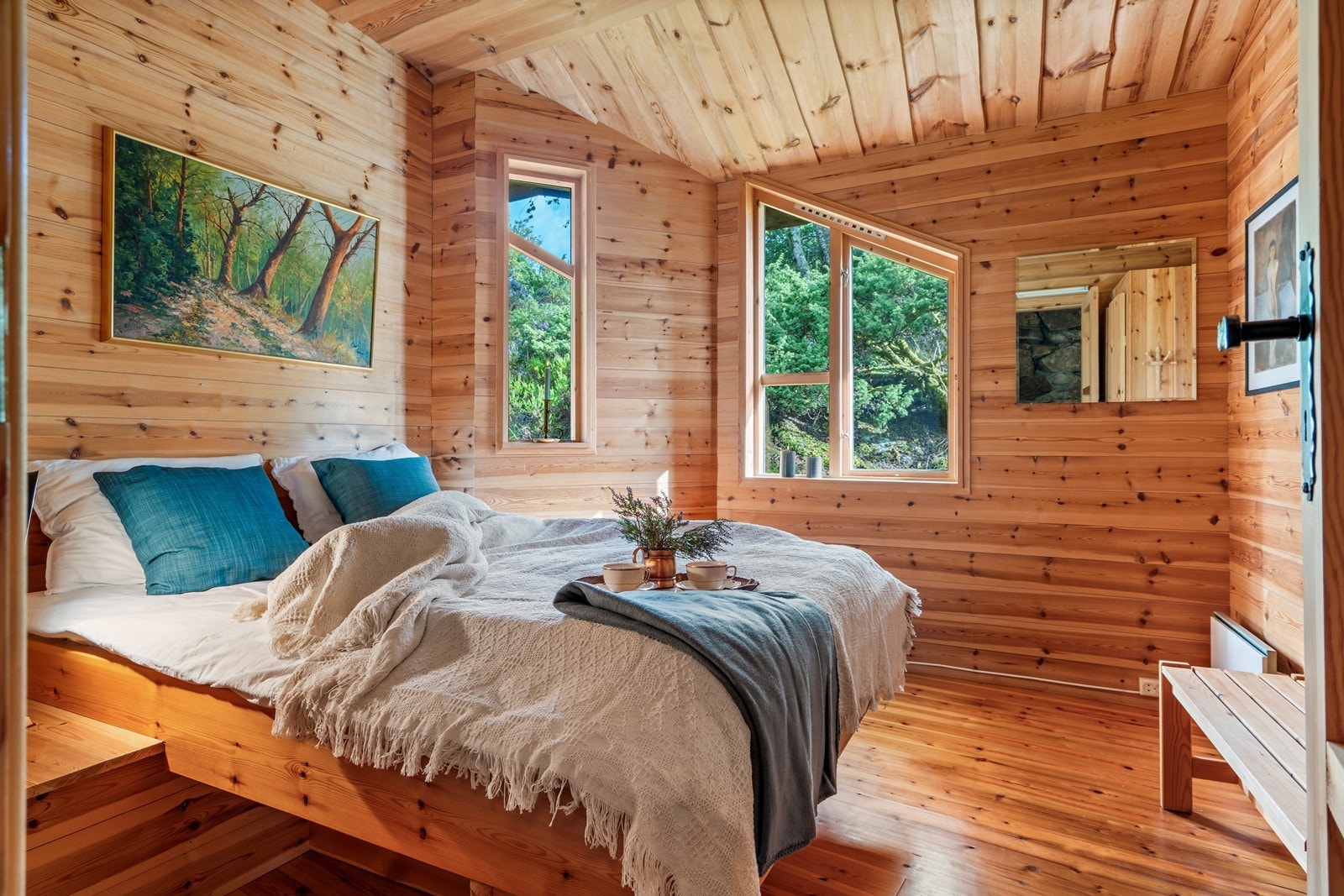 Soverom av god størrelse med plassbygd dobbelseng. Galleribilde