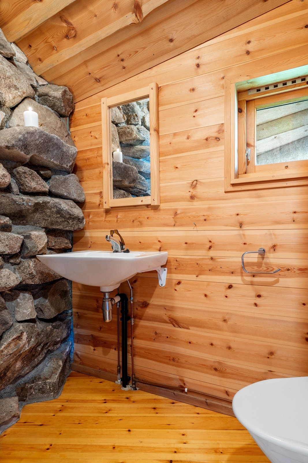 Wc/toalett rom med stilig natursteinsvegg. Galleribilde