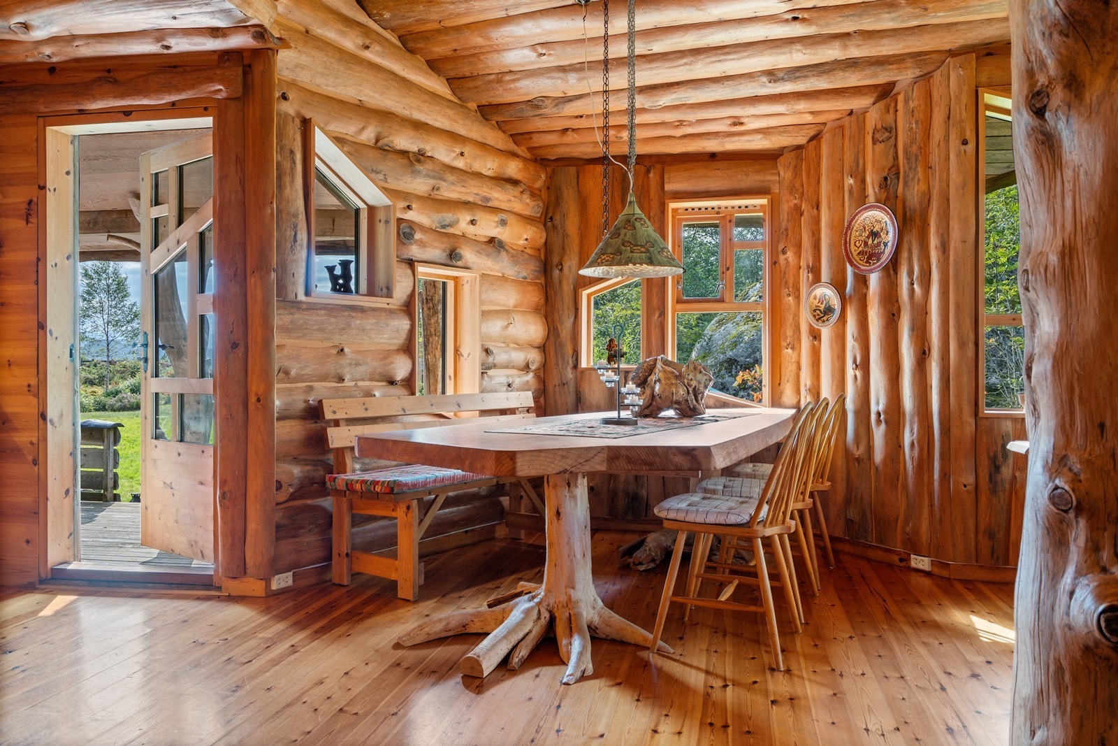 Koselig spiseplass med utsyn mot naturskjønne omgivelser. Galleribilde