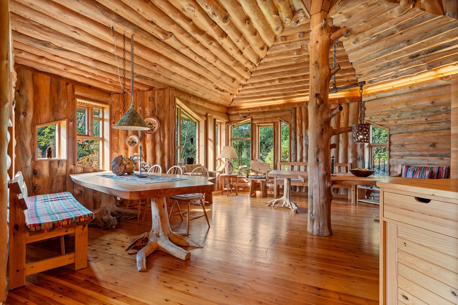 Den åpne løsningen gjør at kjøkken og spisestue fungerer godt som sosiale samlingspunkt. Galleribilde