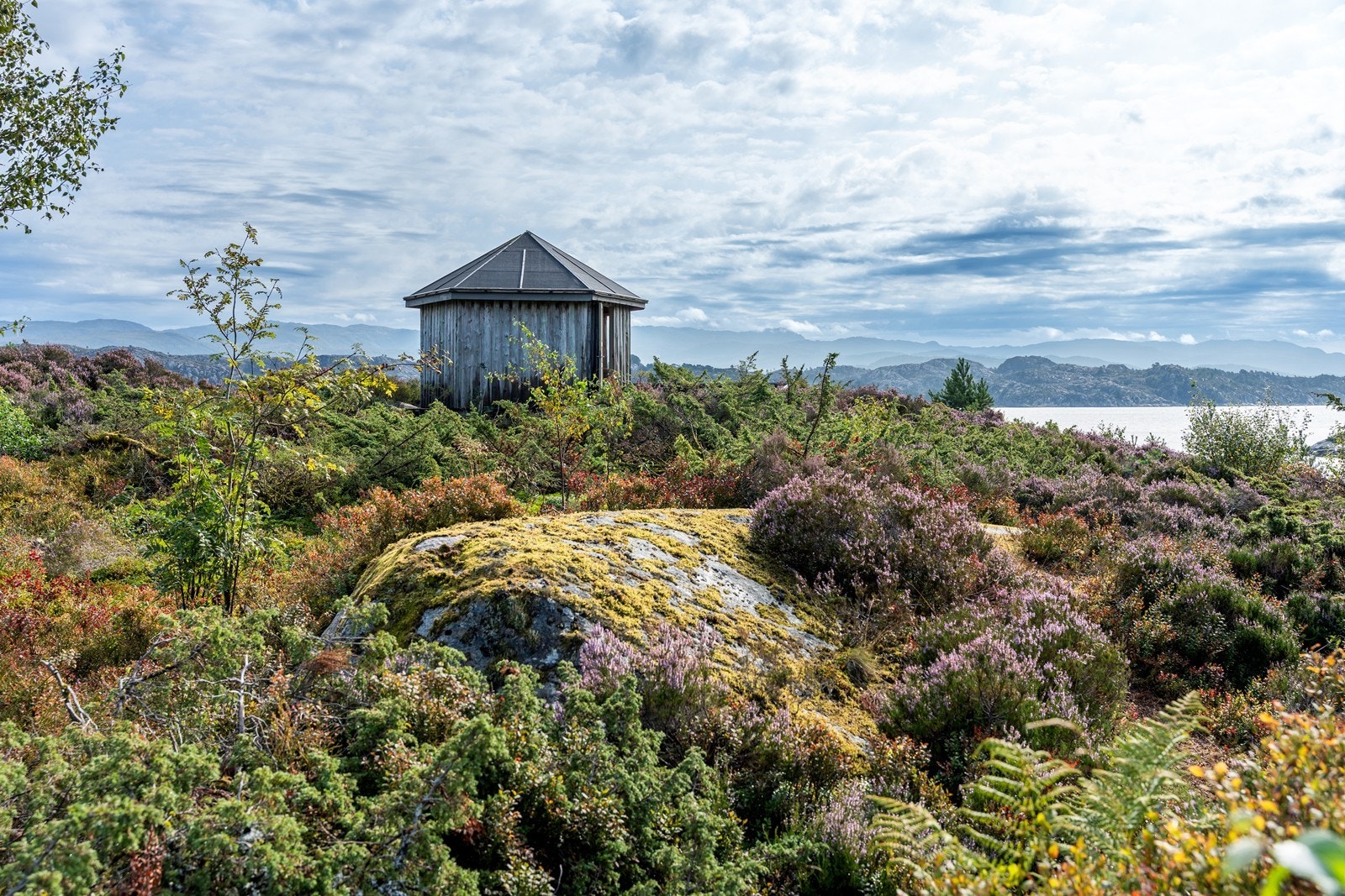 Lysthus med vakker utsikt. Galleribilde