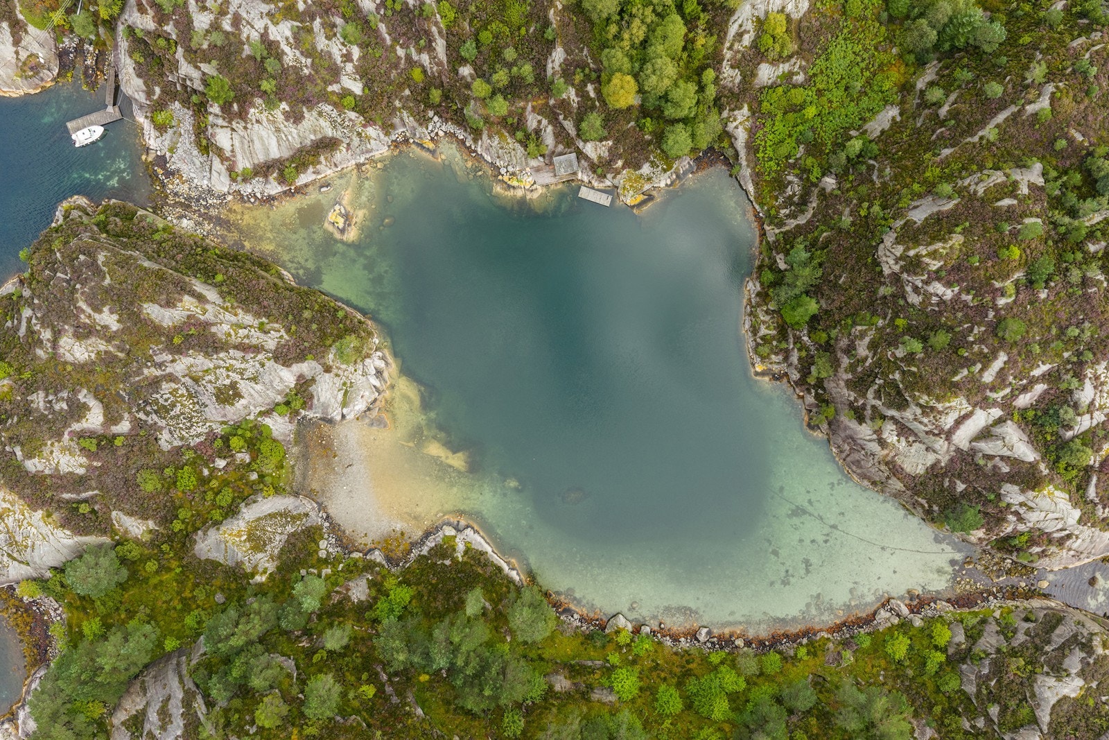 Den vakre lagunen benyttes flittig til bading om sommeren. Galleribilde