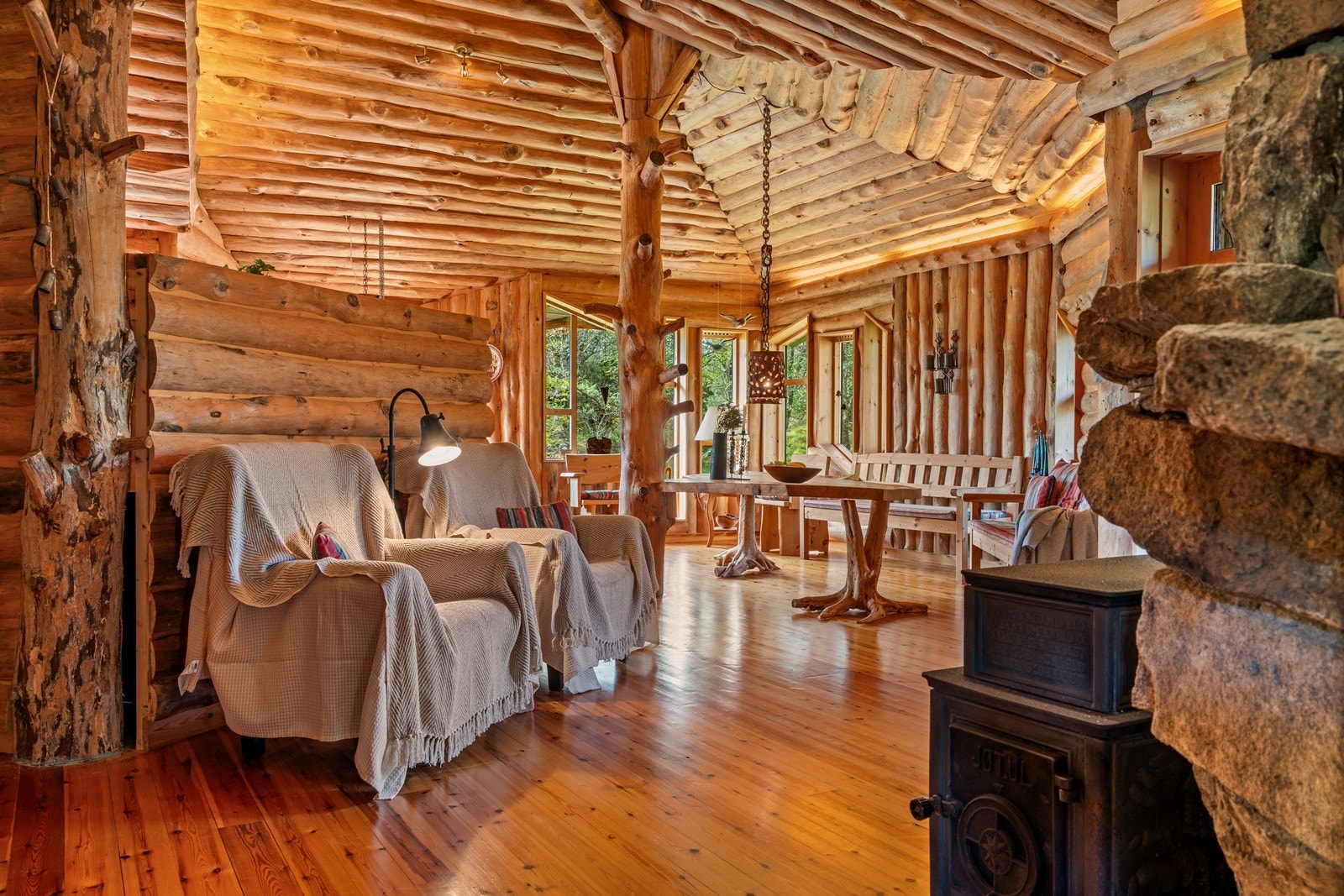 Luftig, åpen stue med særegen utforming og unike detaljer. Galleribilde