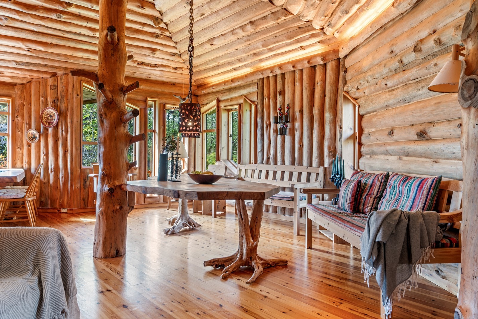 Vakre møbler i samme særegne stil som gir en flott helhetsfølelse. Galleribilde