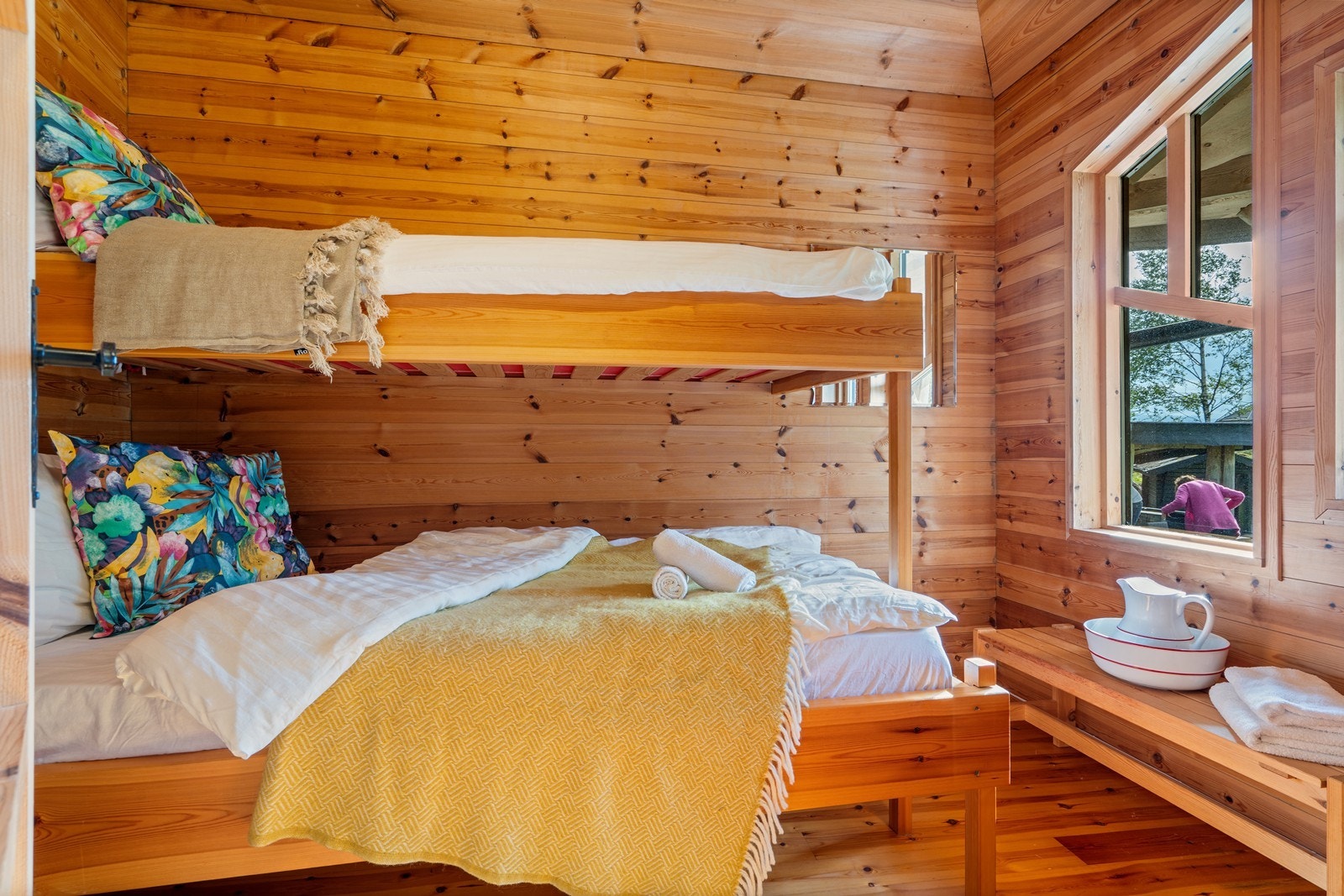 Soverom 2 også av god størrelse innredet med plassbygd køyeseng. Galleribilde