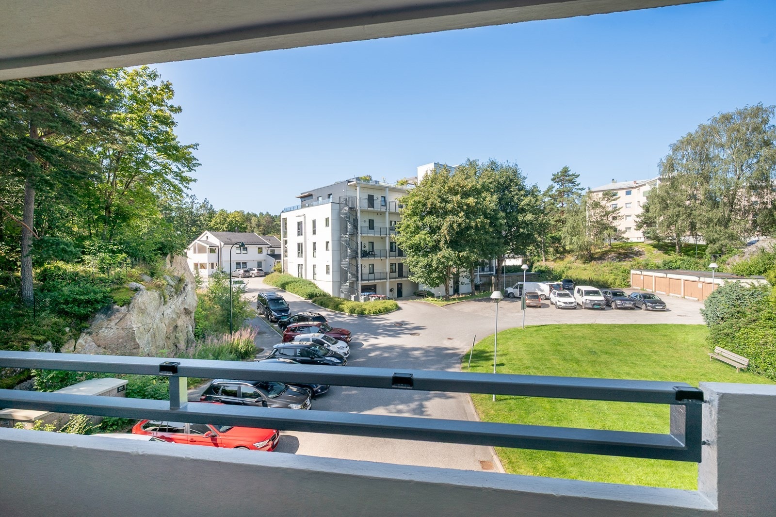 Balkongen vender vest og har gode solforhold Galleribilde