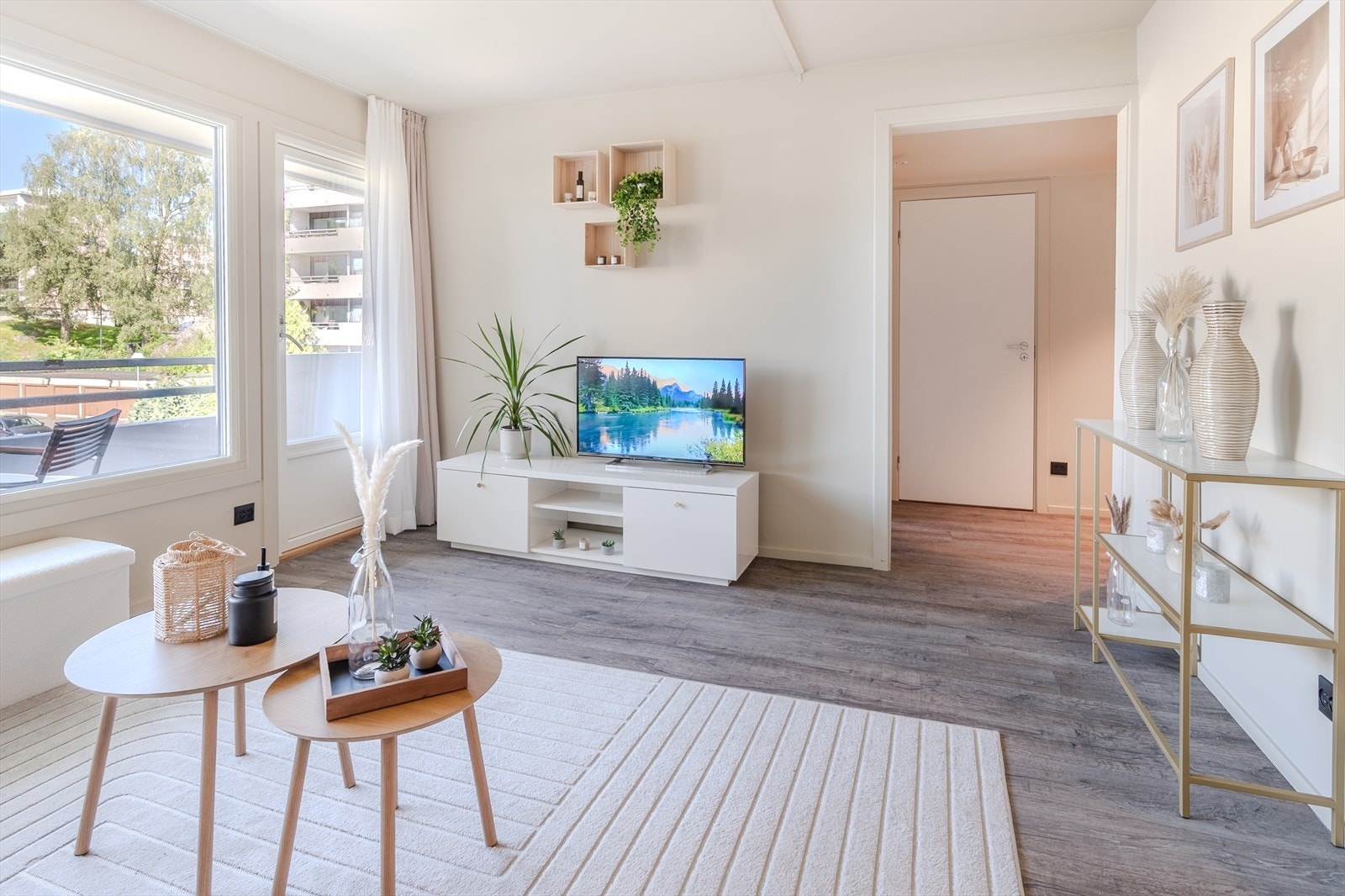 Stuen har store vinduer som gir godt med dagslys og skaper en god romfølelse Galleribilde