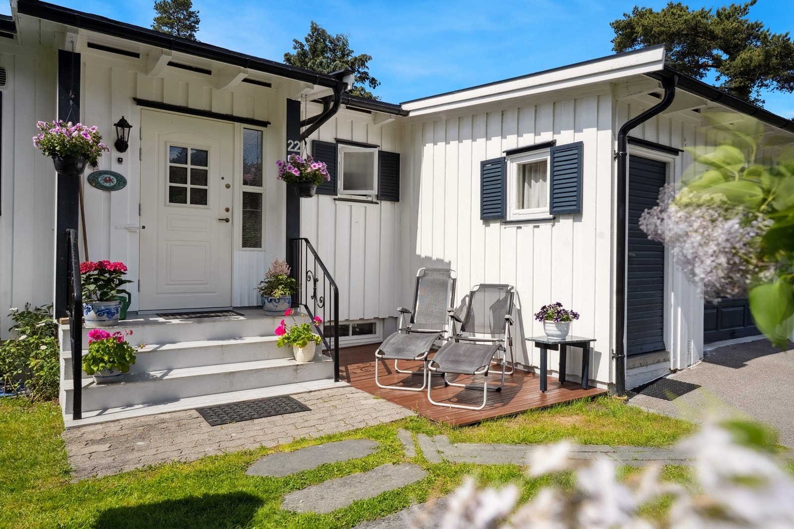 Praktisk plassert ved inngangspartiet er det lagt platting med rom for mindre sittegruppe. Galleribilde