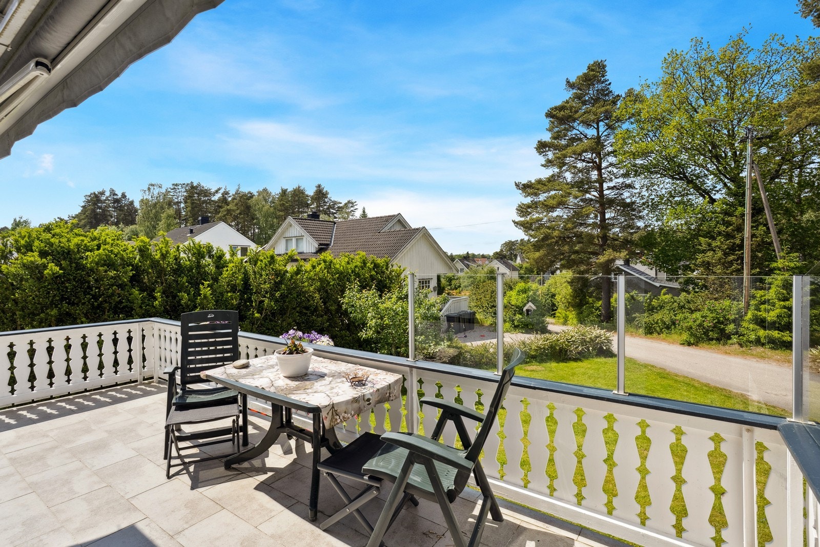 Det er montert terrassemarkise på verandaen for ekstra skygge på varme dager. Galleribilde