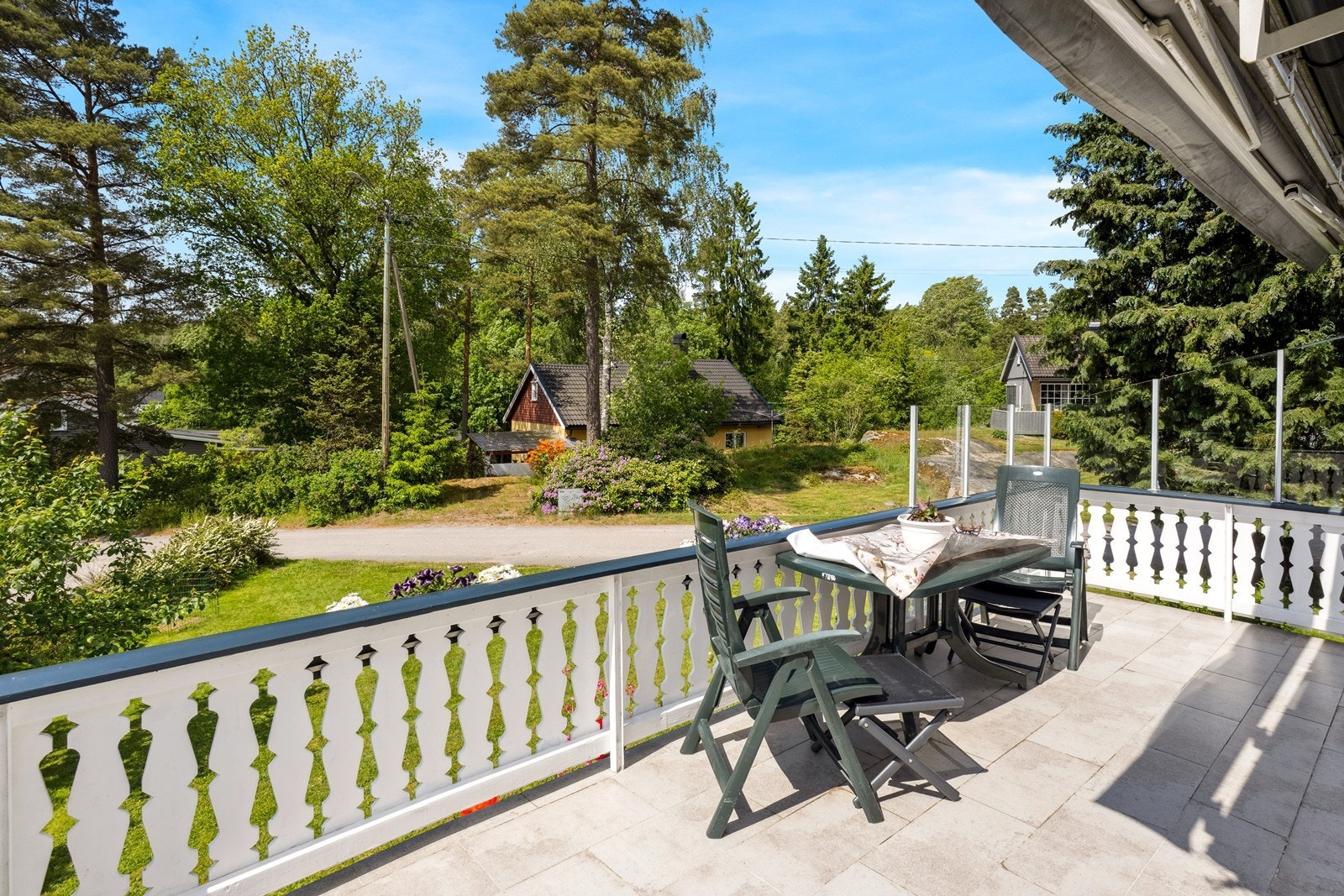På verandaen er det plass til sittegruppe og annet enkelt møblement. Galleribilde