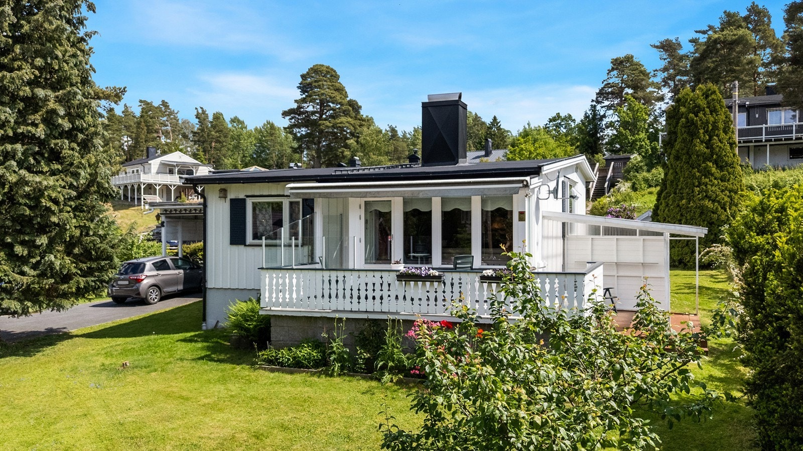 Boligen er oppført i 1958, og har en solrik og barnevennlig beliggenhet. Galleribilde