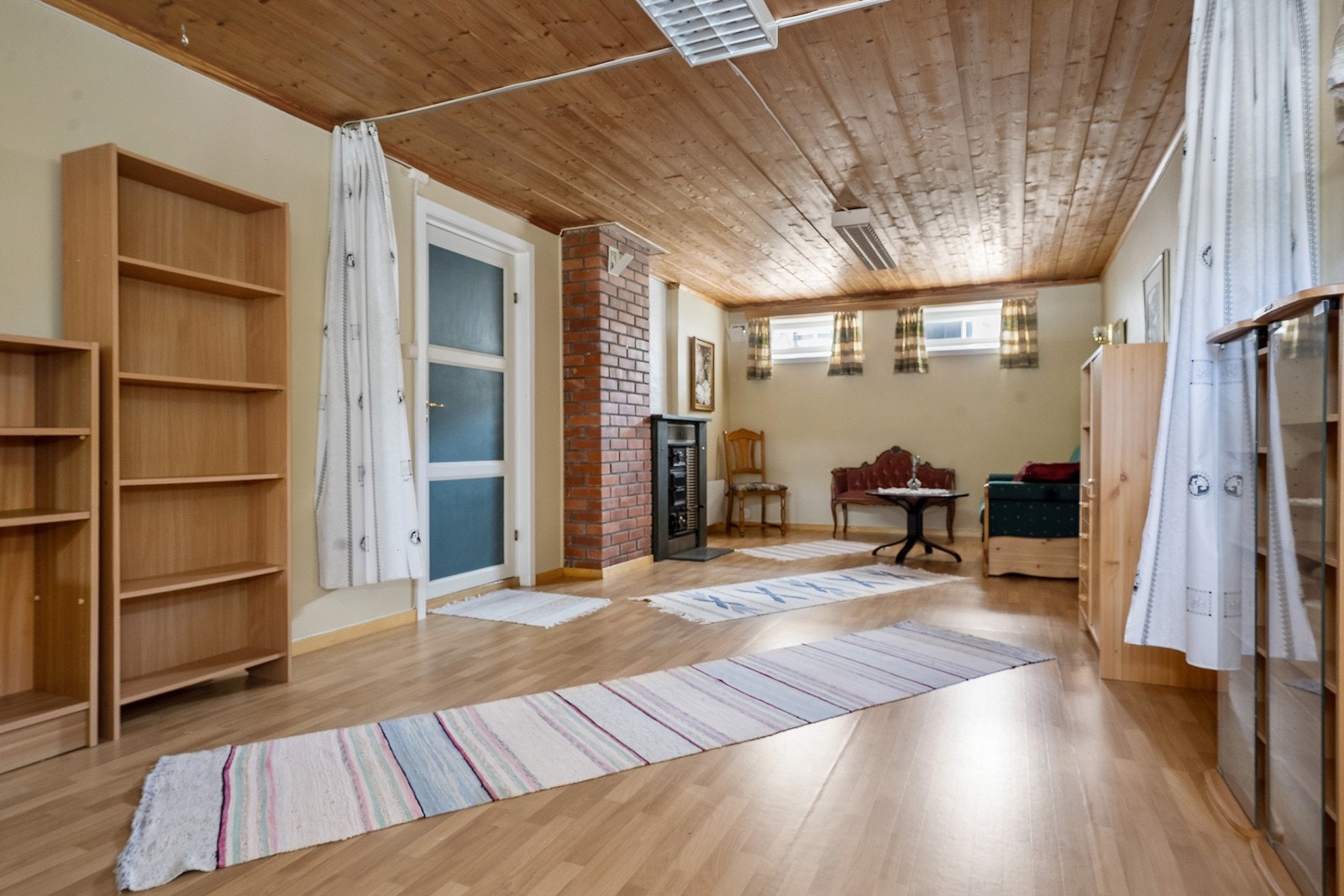Rom i kjeller er innredet som kjellerstue med lyse vegger og panel i tak. - Det har ikke blitt søkt om bruksendring til kjellerstue. Galleribilde