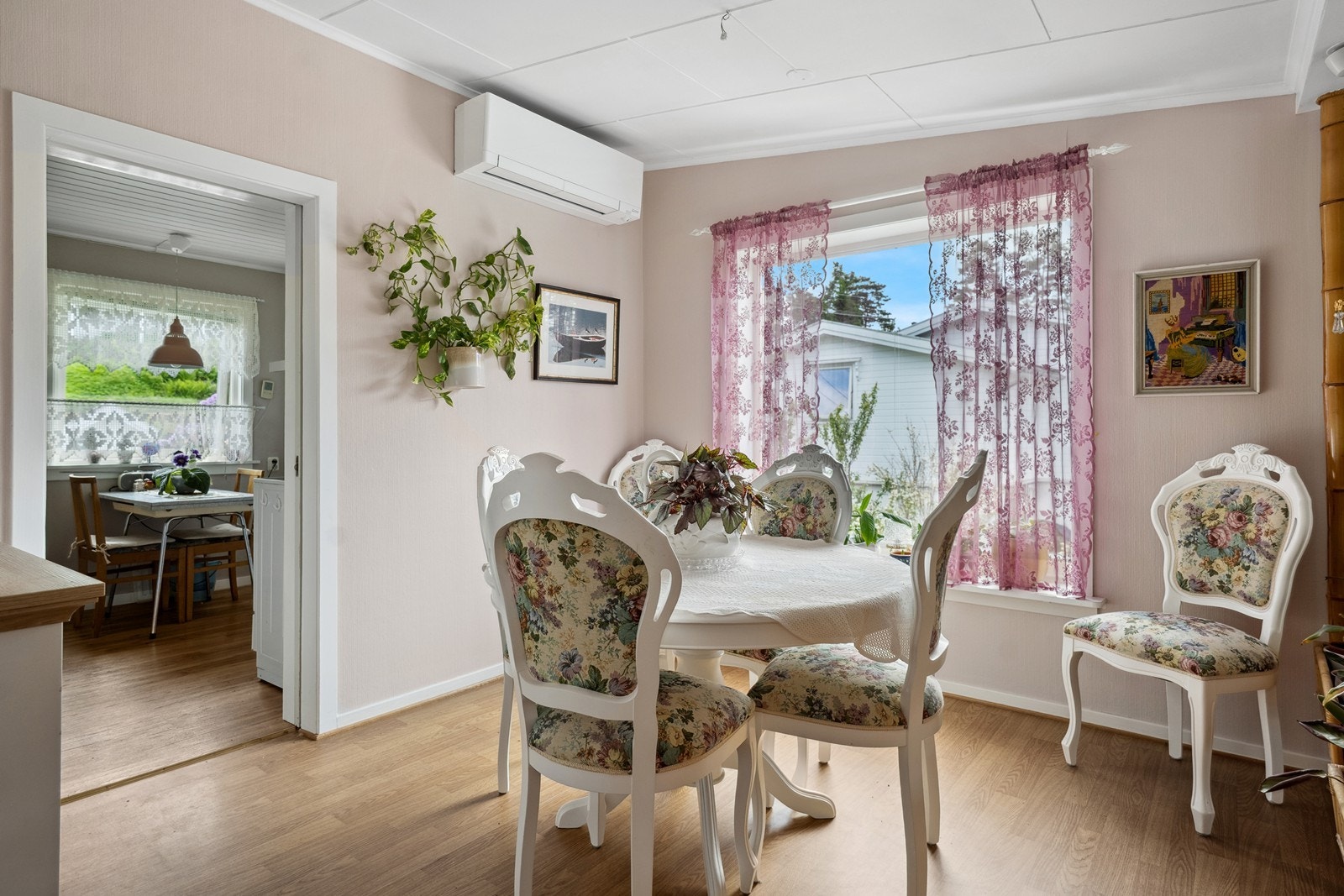 I spisestuedelen ble det i 2021 montert ny varmepumpe. Galleribilde