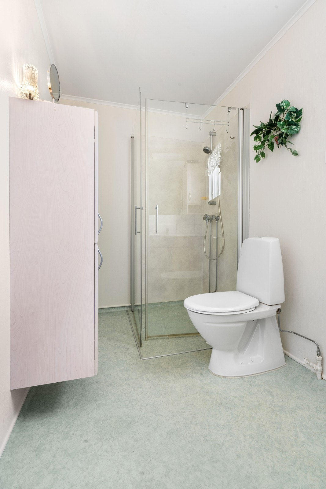 Badet har vinylbelegg på gulvet og tapet på veggene, våtromstapet i dusjhjørnet. Galleribilde