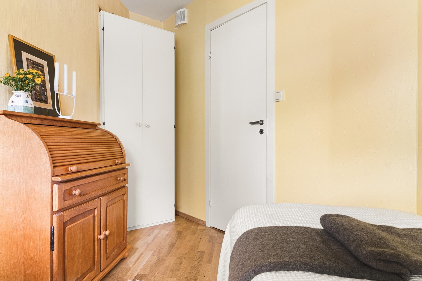Her er det også god plass til seng, nattbord og garderobe. Galleribilde