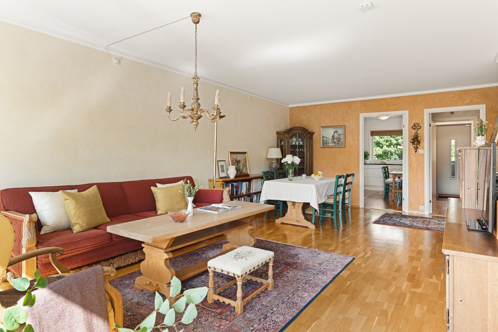 En har god plass både til den favoriserte sofakroken og en spisegruppe. Galleribilde