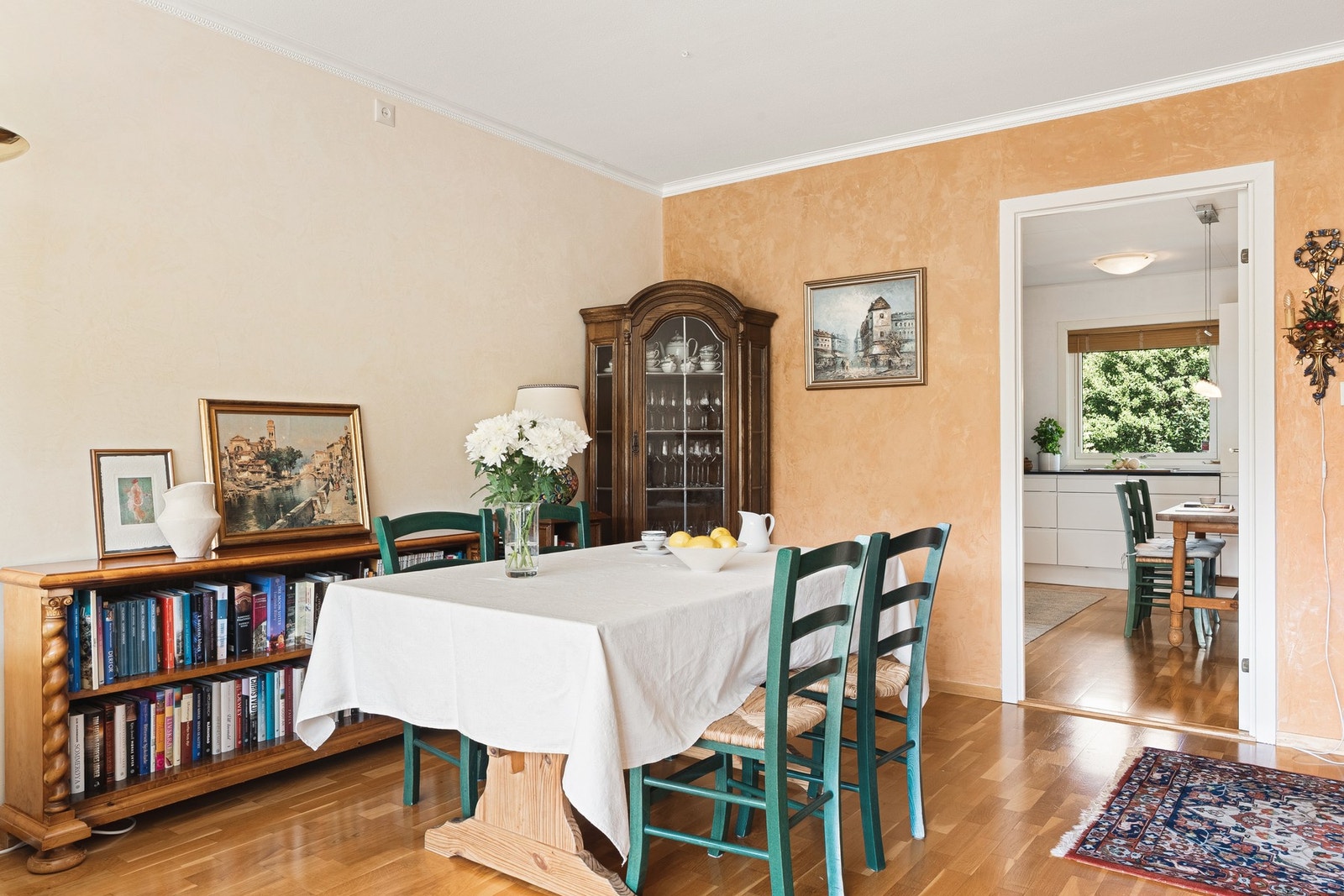 Like ved spisegruppen er det inngang til kjøkkenet. Galleribilde