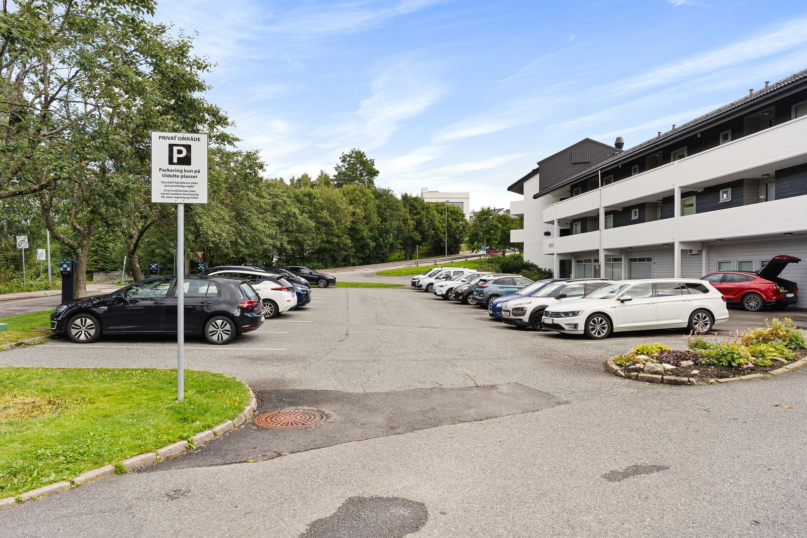 Det er også godt med gjesteparkering på borettslagets tomt. Galleribilde