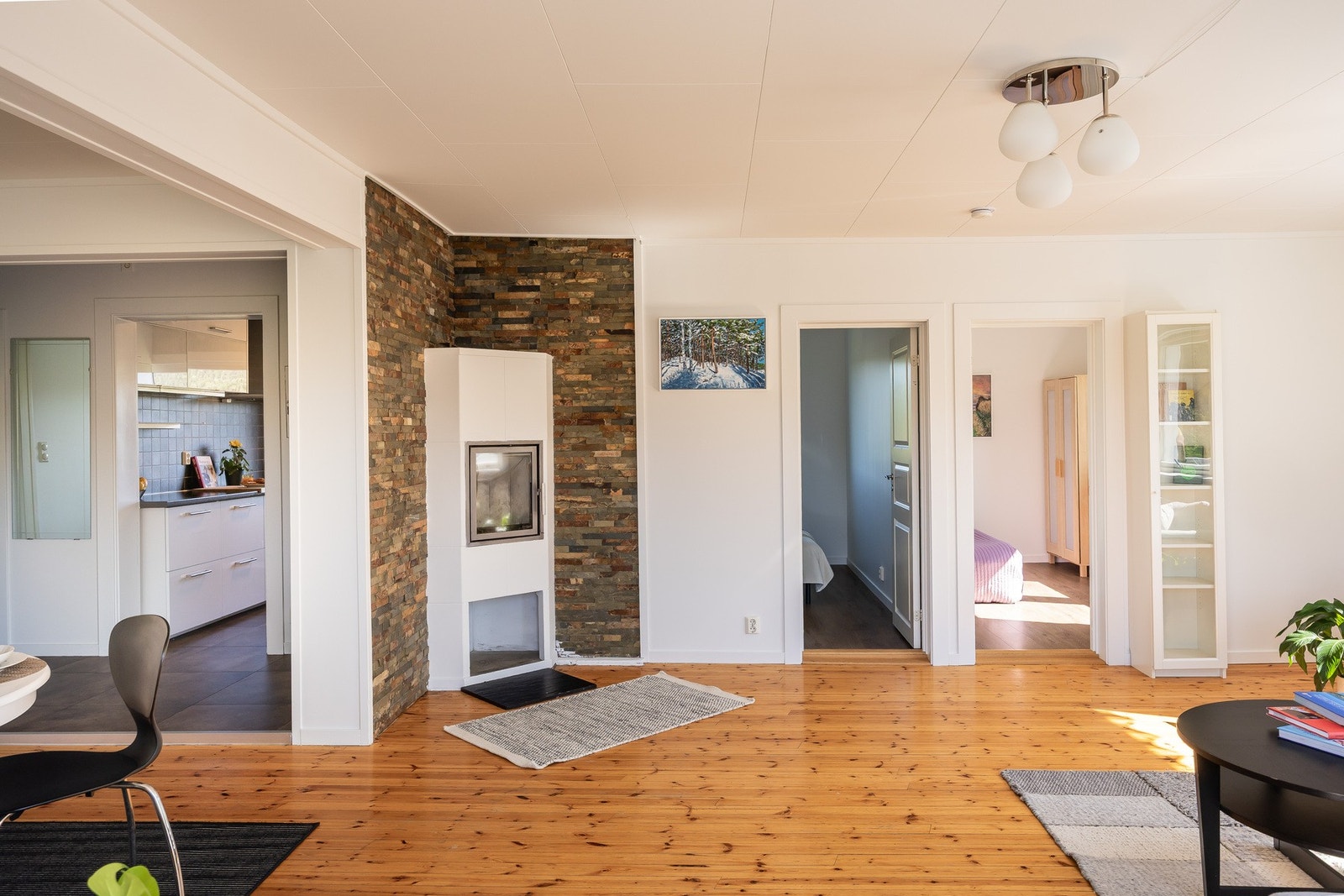 I stuen er det montert varmepumpe for effektiv oppvarming og kjøling, samt en peisovn som gir både varme og hygge på kjølige dager. Galleribilde