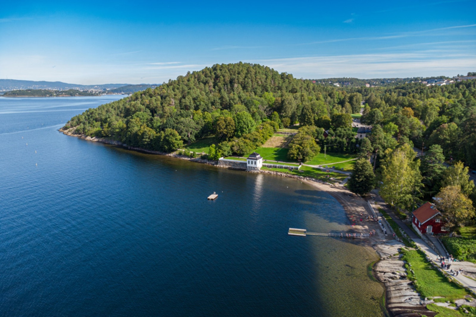 Hvervenbukta er en meget populær badeplass en kort spasertur unna. Den HC-vennlige turveien rundt Fiskevollen er mye brukt hele året, og kafeen Anne på landet er en tur verdt i seg selv. Galleribilde
