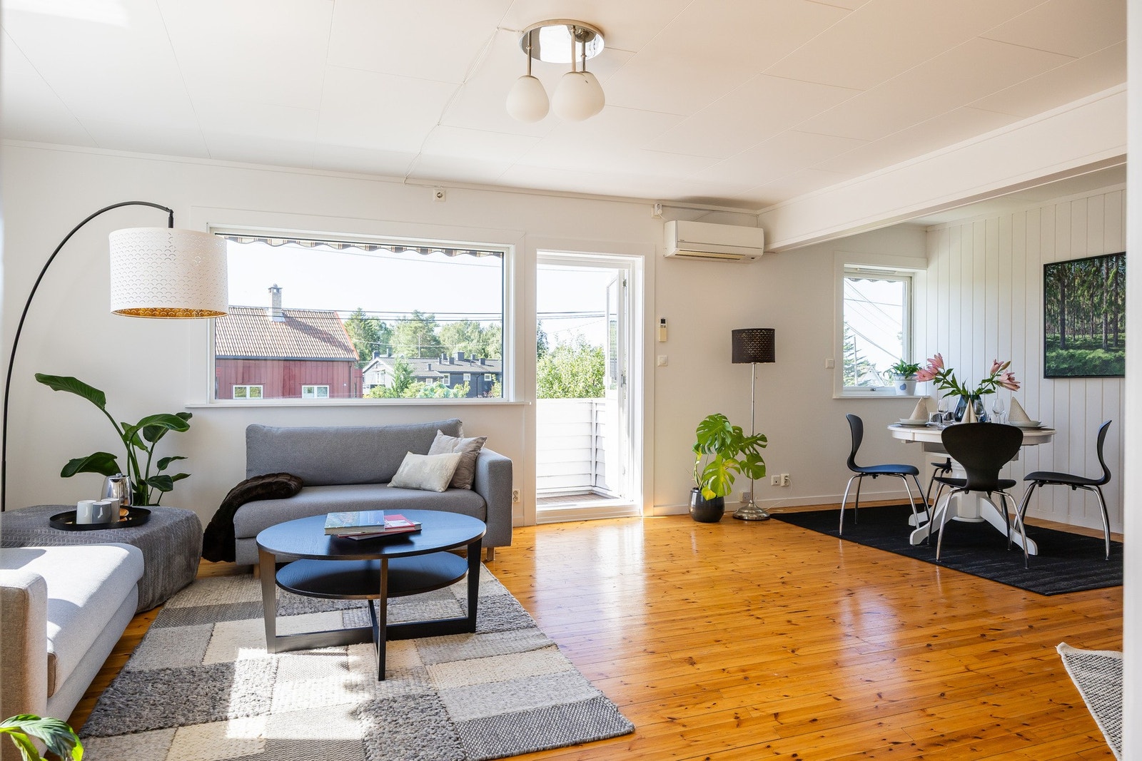 Romslig og lys stue med fin plass til sofagruppe. Galleribilde