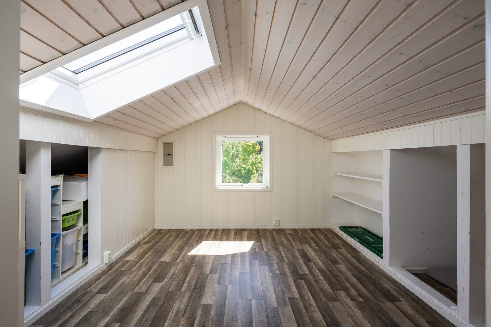 I loftsetasjen finner du et innredet loft med et gulvareal innenfor kneveggene på ca. 31 m². Galleribilde