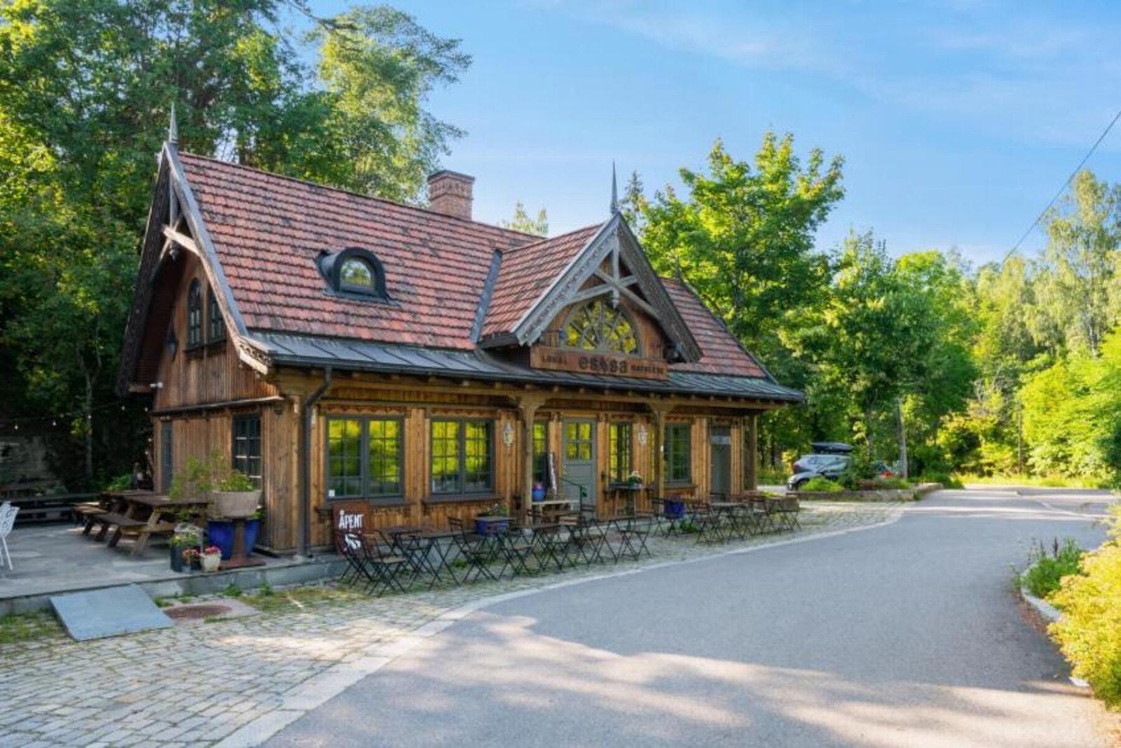 I nærheten finner du den populære resturant og vinbaren Essa, en flott nabolagsrestaurant. Her viser de også fra tid til annen fotball på storskjerm. Galleribilde