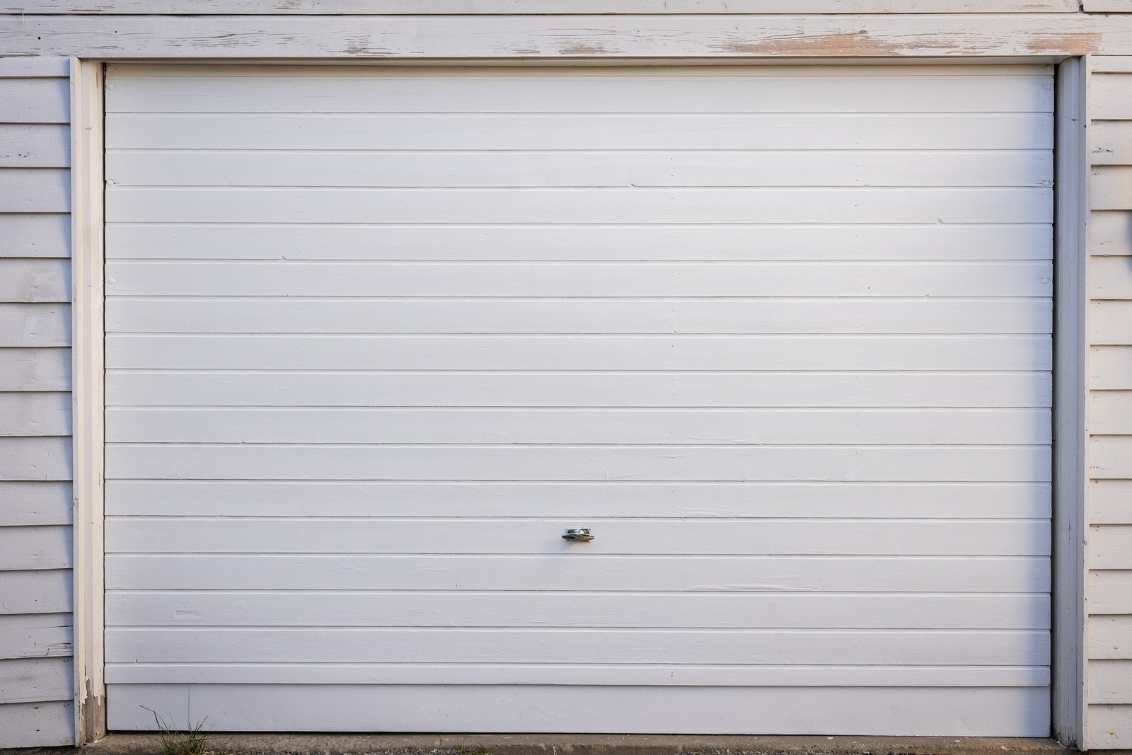 Boligen disponerer en garasje på ca. 21 m², beliggende i forlengelsen av byggets sokkeletasje/kjeller. I tillegg er det mulighet for ytterligere parkering på sameiets tomt og innkjørsel. Galleribilde