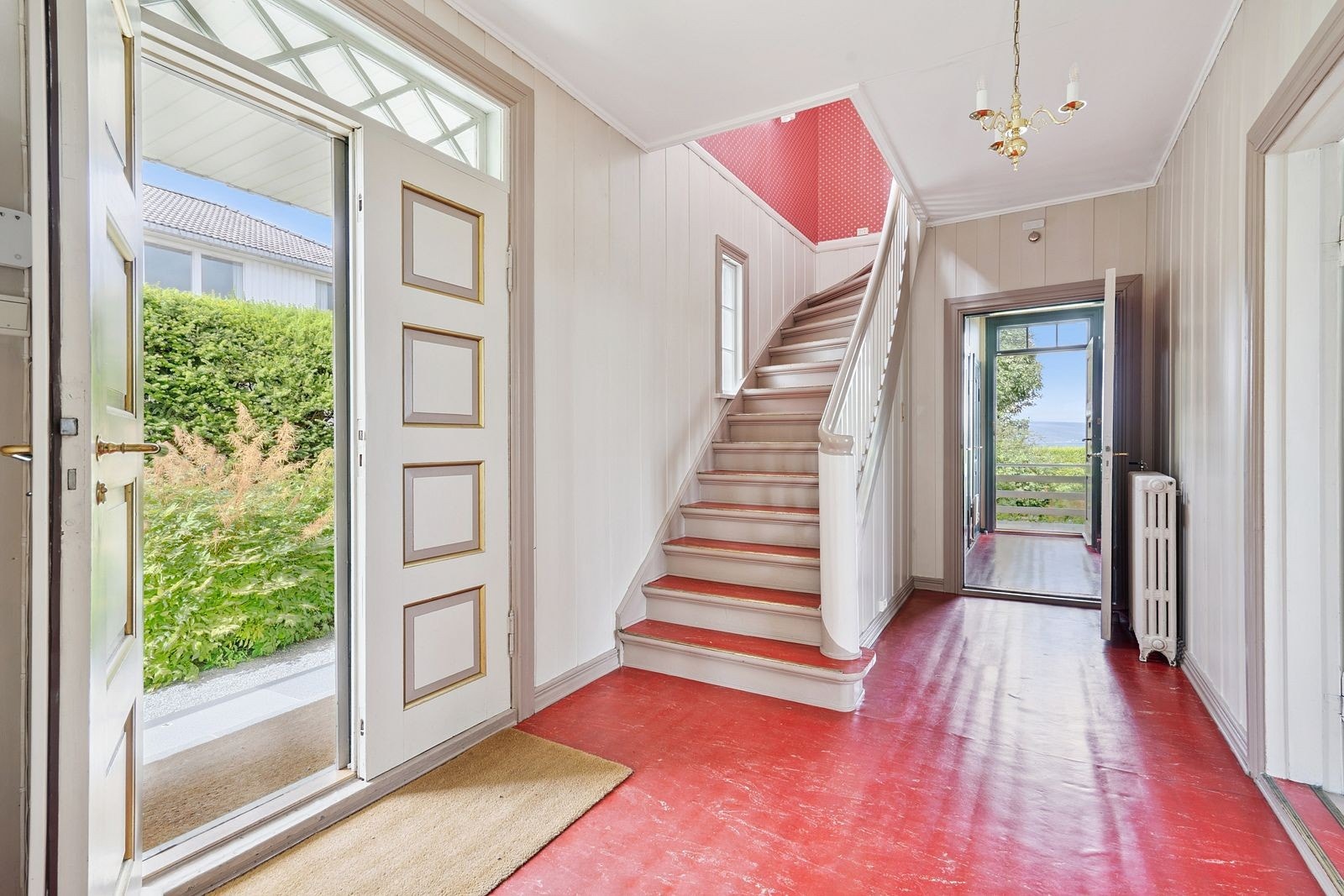 Ved hovedinngangen møtes man av en romslig og innbydende hall på ca. 13 m². Galleribilde