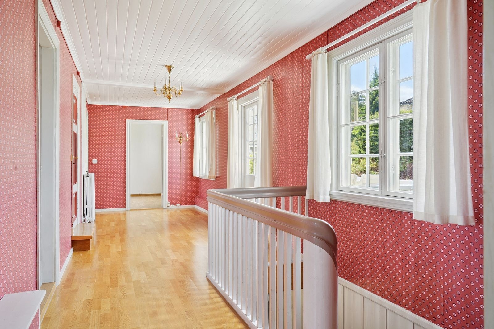 Gangarealet på 20 m² oppleves luftig og romslig, med utgang til balkong og trapp til loftet. Galleribilde