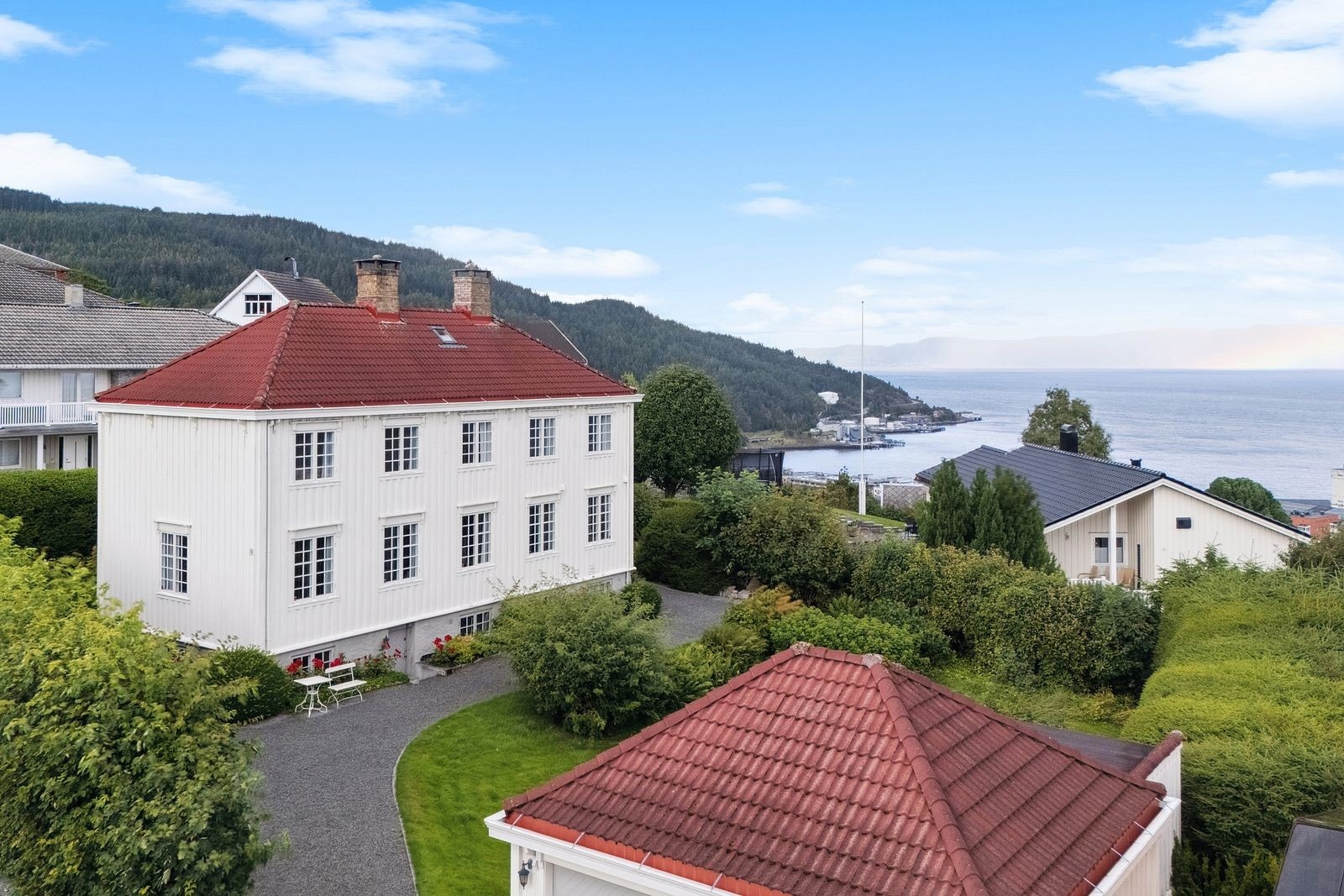 Boligen har en skjermet og fredfull hage som gir privatliv og grønne omgivelser. Galleribilde