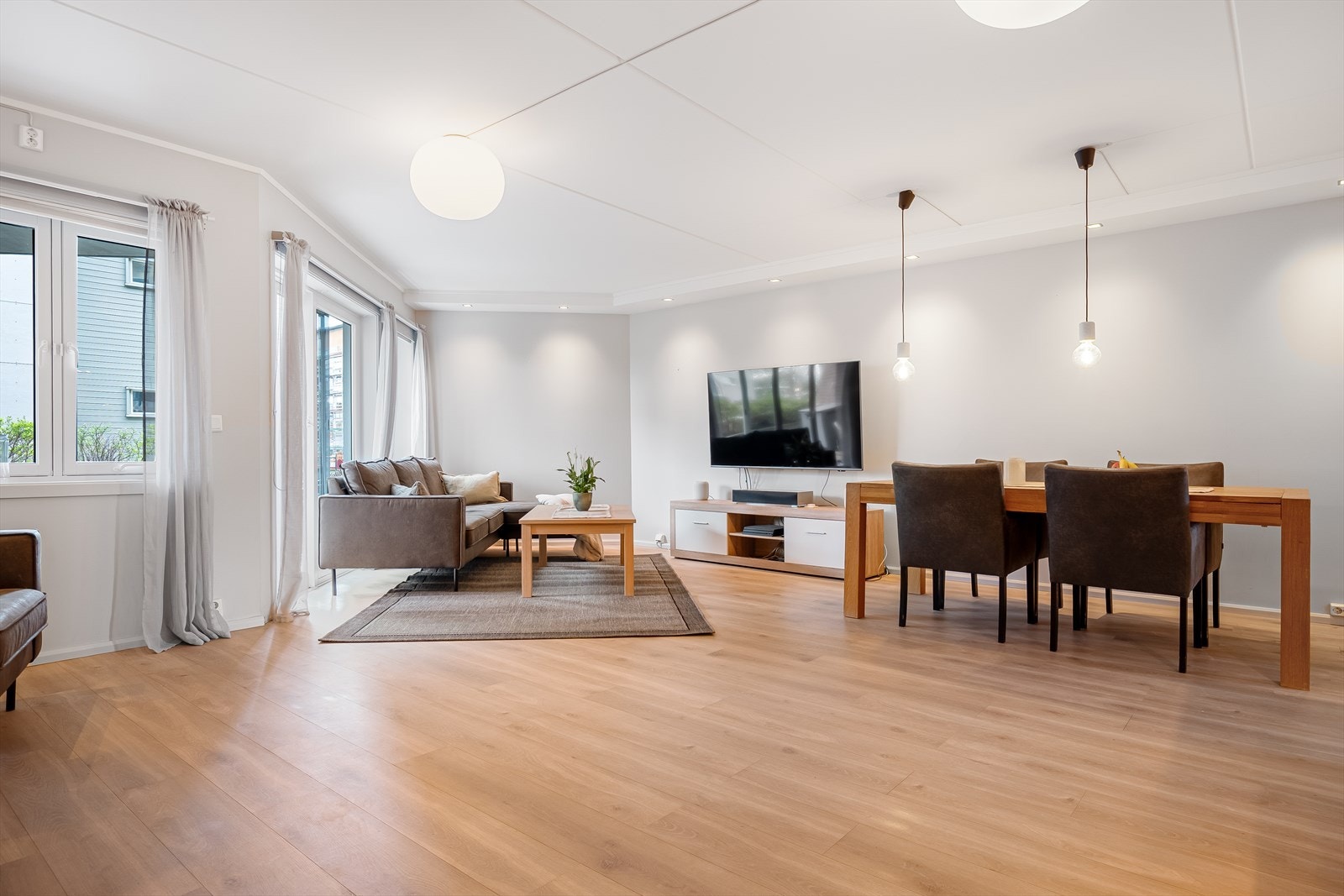 Romslig stue med god plass for møblering. Galleribilde