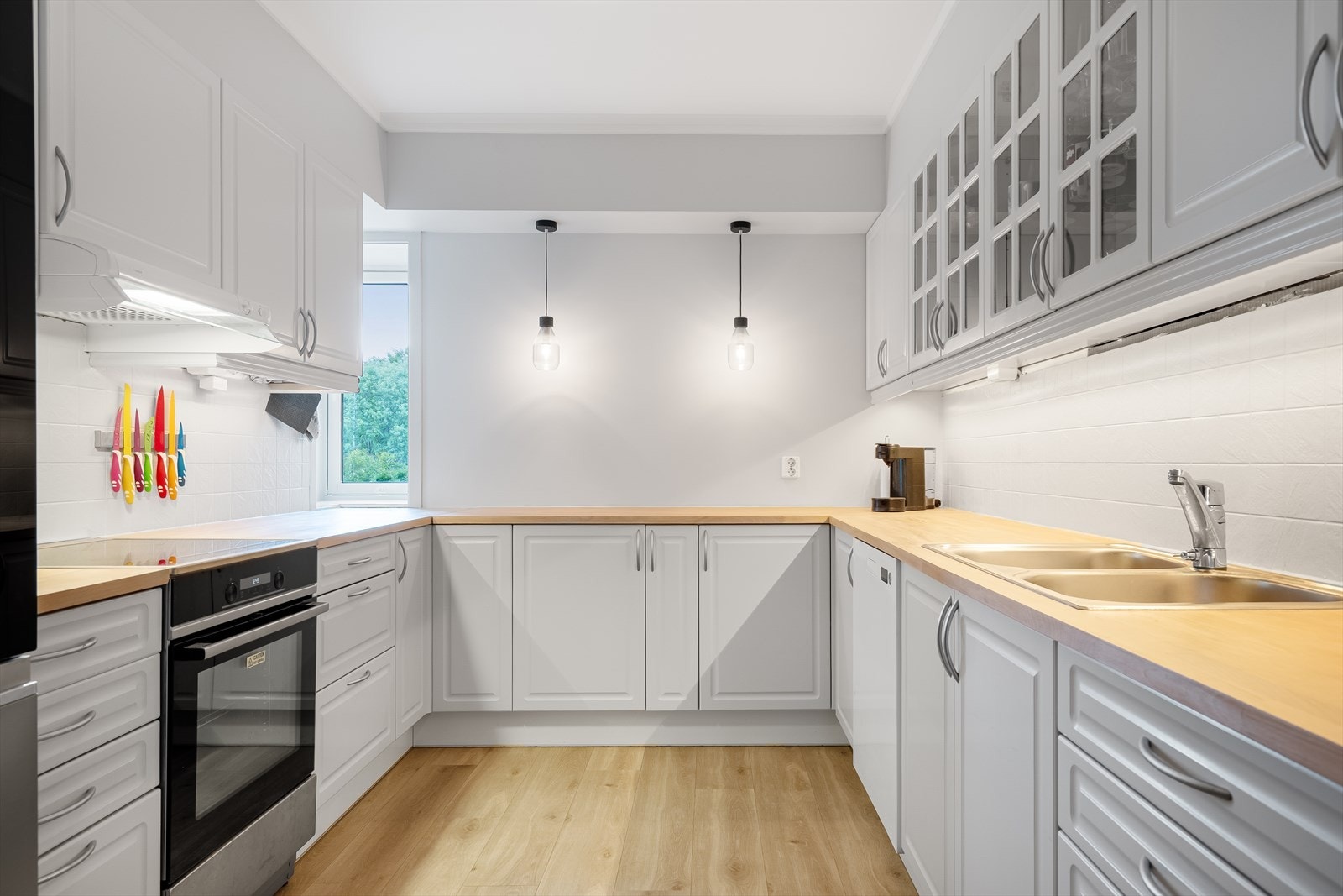 Lekkert og romslig kjøkken med god skap og benkeplass. Galleribilde