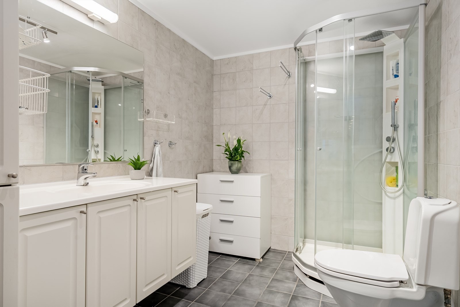 Flislagt bad med dusjkabinett. Galleribilde