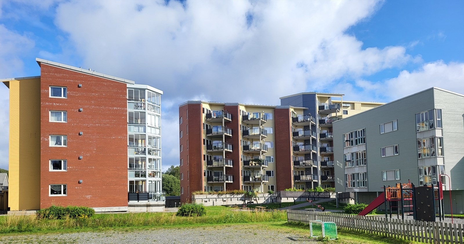 Velkommen til Thalleveien 9. En flott 4-roms med plassering i 1.etg. Galleribilde