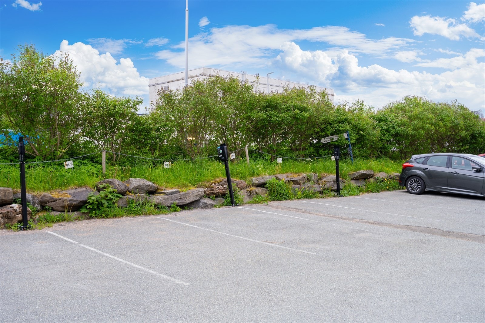 Fast parkeringsplass med opplegg for el-bil lader. Galleribilde