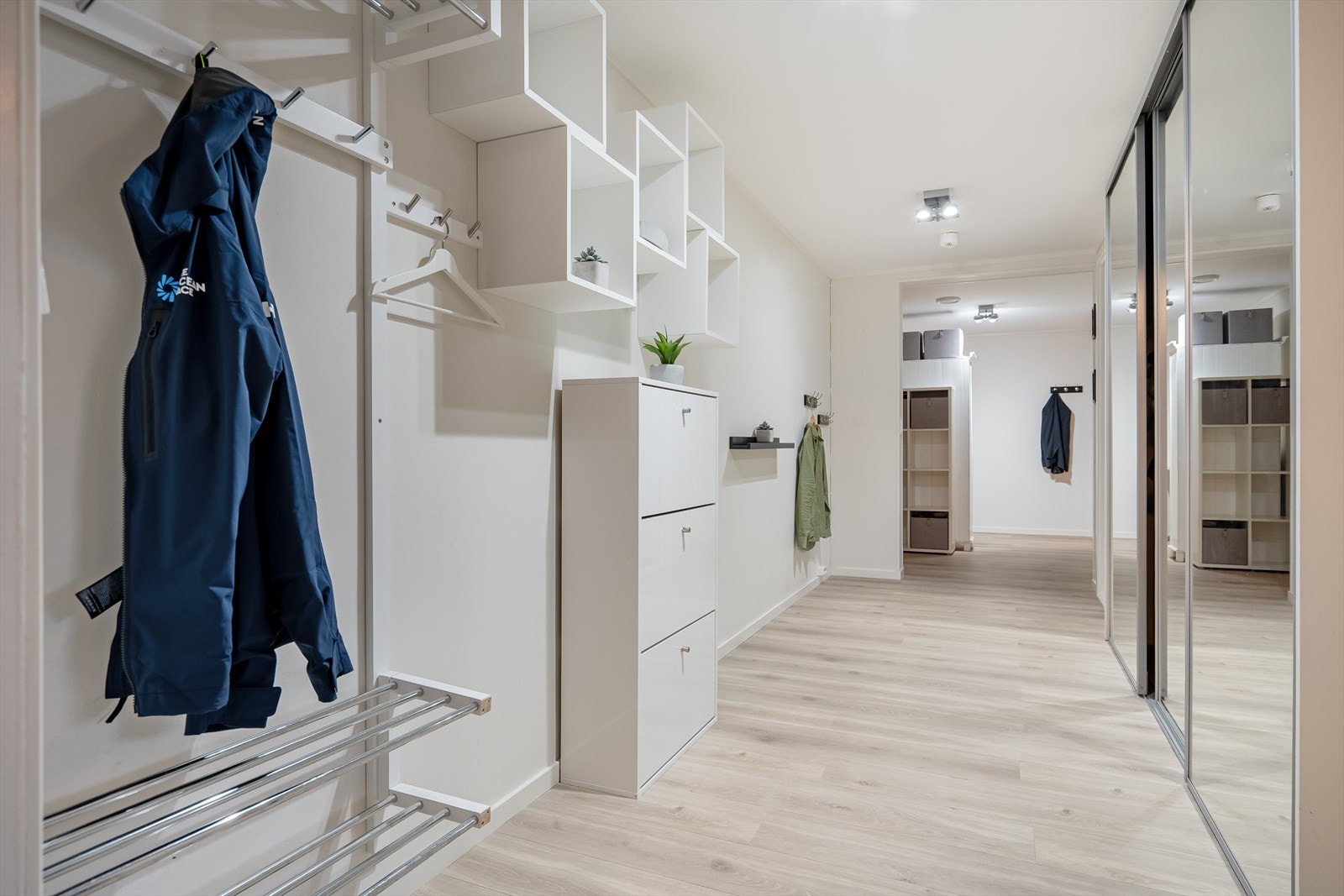 Entre/gang med speil skyvedørsgarderobe. Galleribilde