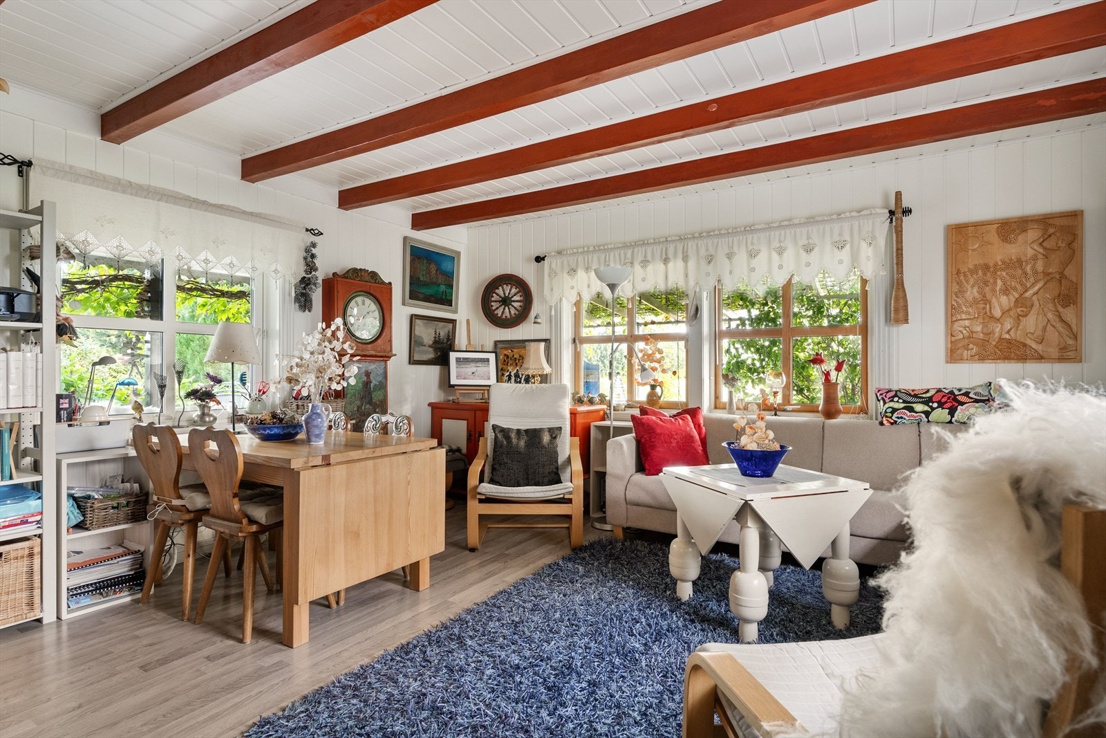 Det er vinduer langs hele stuen som sørger for naturlig lysinnslipp. Galleribilde