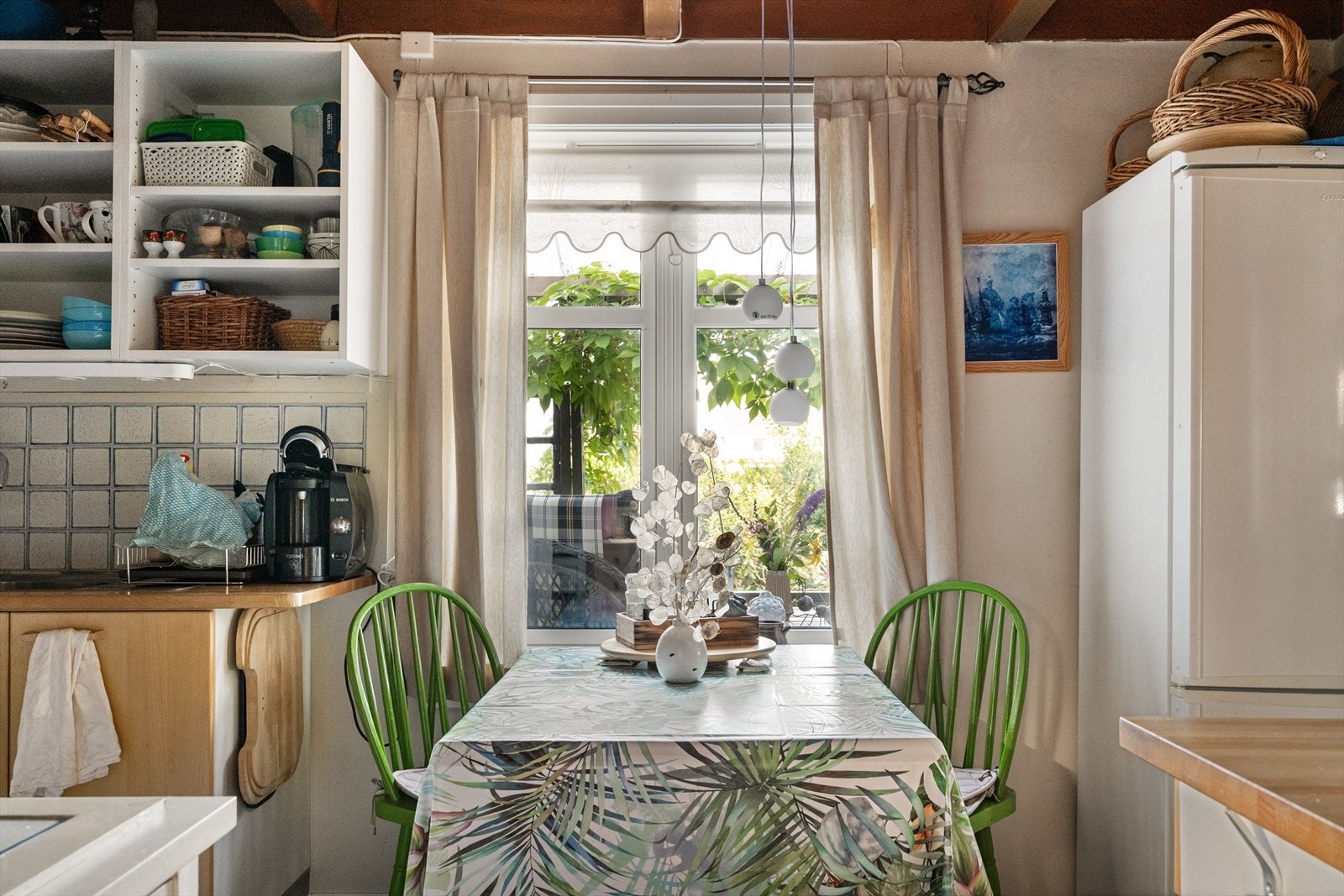 Her kan man nyte en god frokost med flott vindu på kjøkkenet. Galleribilde