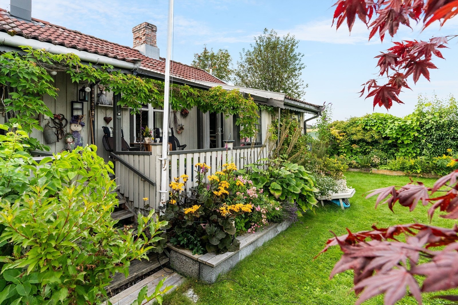 Det er nedgang til gressplenen fra terrassen. Galleribilde