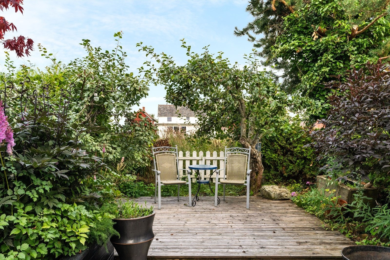 Det er etablert flere sitteplasser rundt på tomten slik at man kan nyte solen til alle døgnets tider. Galleribilde