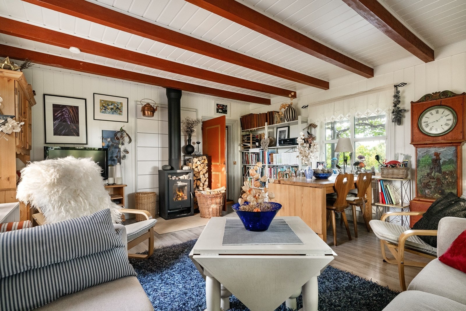 Det er rikelig med møbleringsmuligheter på stuen, med god plass til både spisebord og sofakrok. Galleribilde