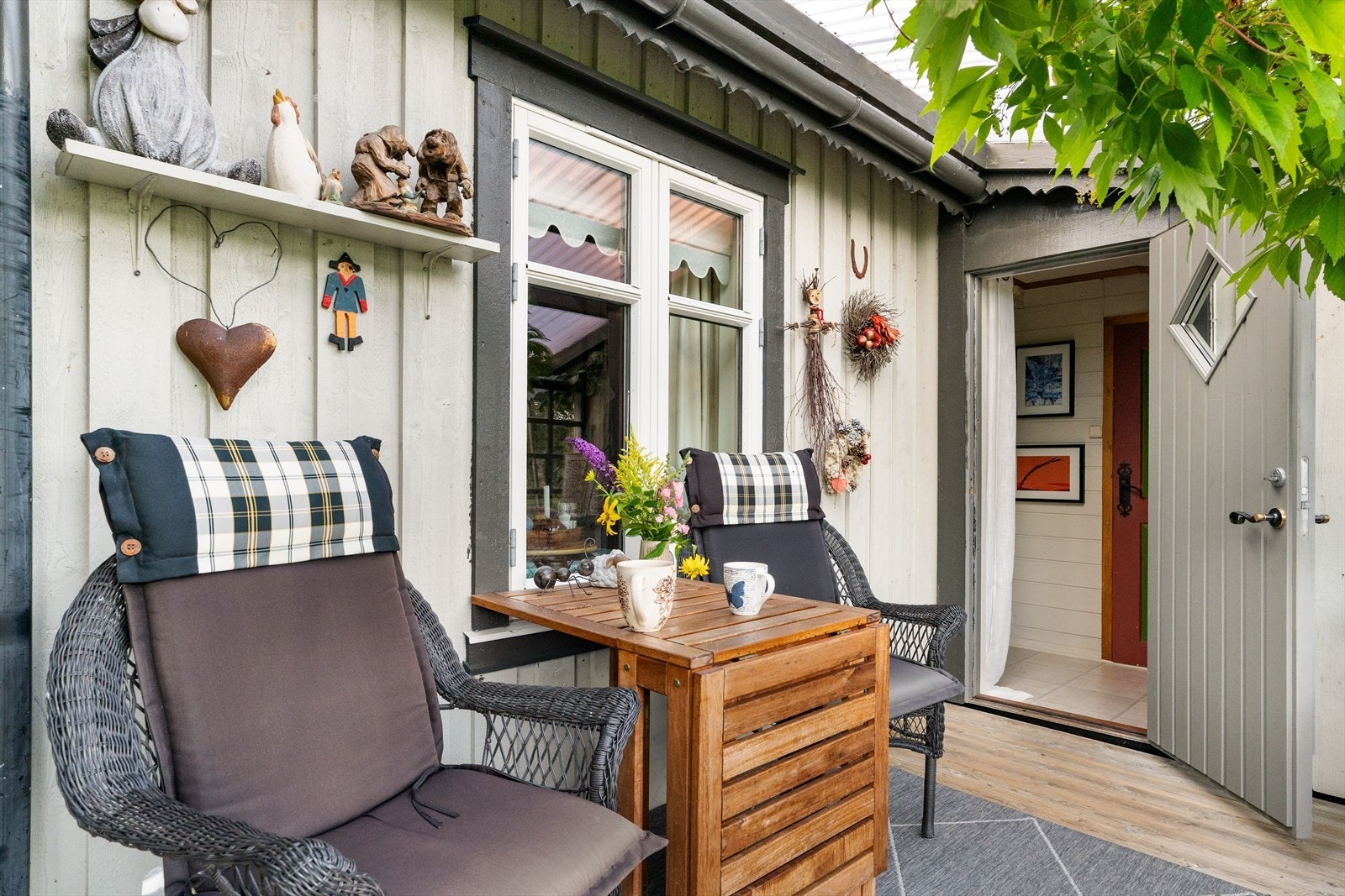 Rundt hytten er det etablert rosmlig terrasse på 55 kvm. Galleribilde