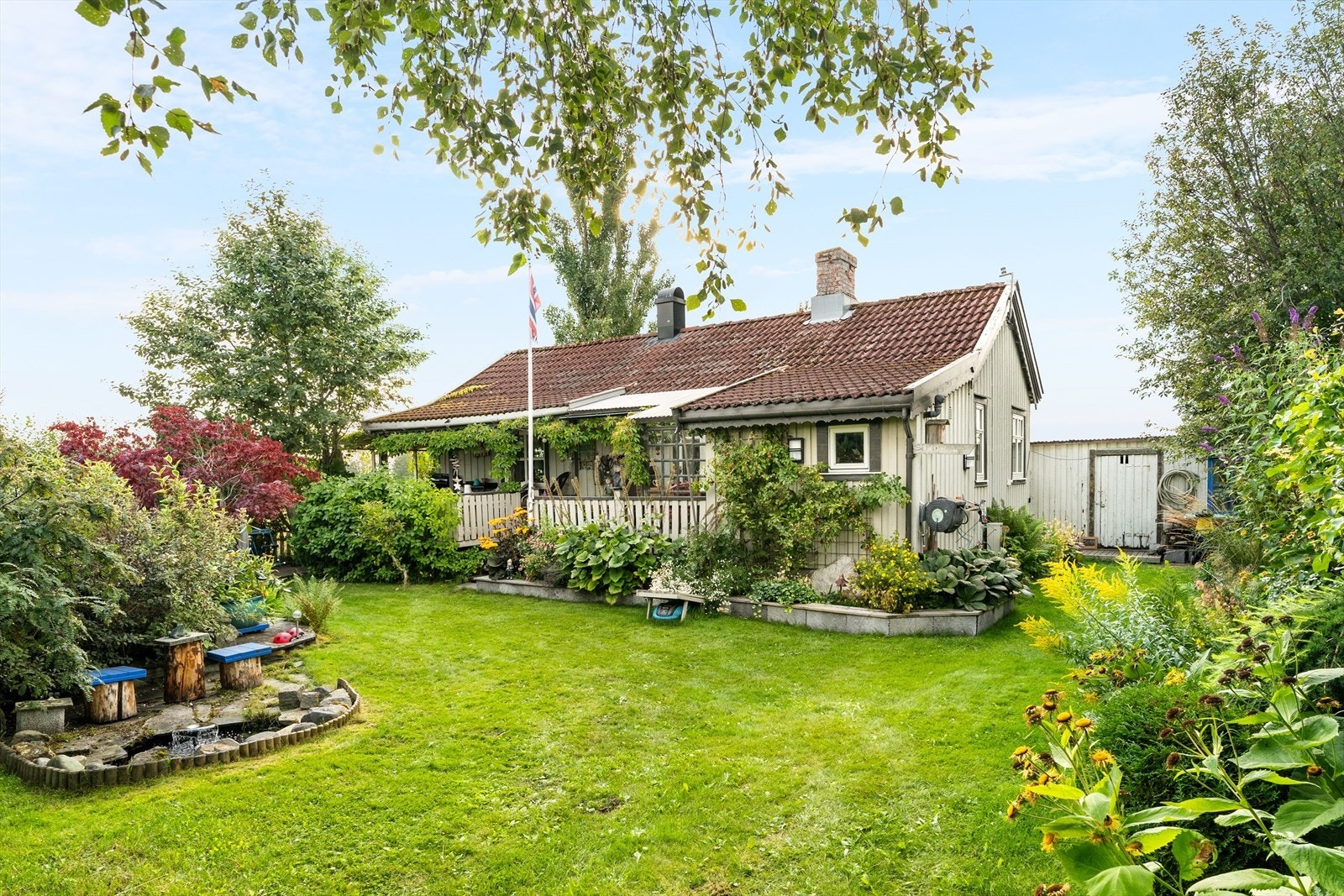 Aktiv Eiendomsmegling v/ Christian Drøyvold har gleden av å presentere Frostavegen 2169 - en sjarmerende fritidsbolig med frodig hage og sjermet beliggenhet. Galleribilde