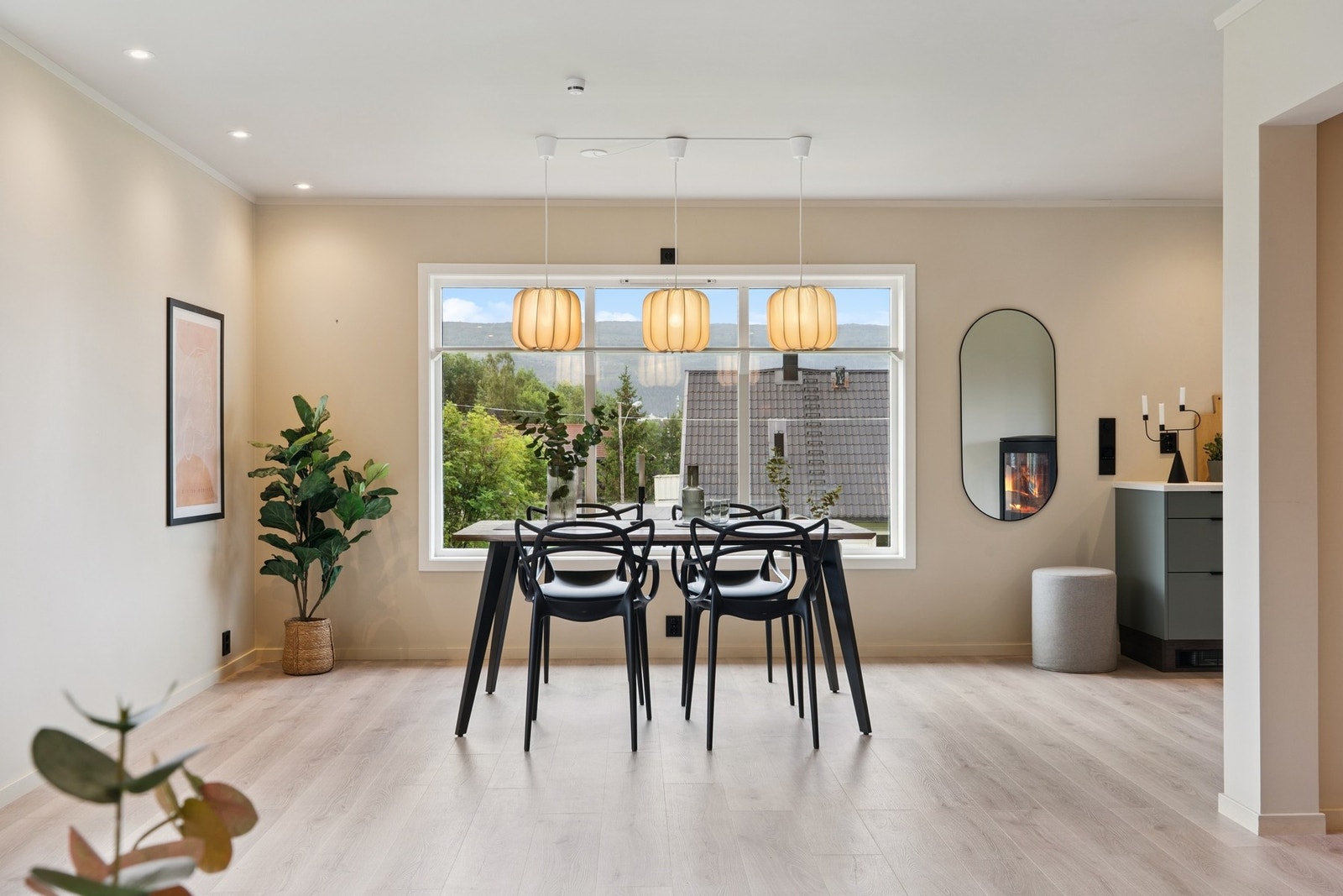 Fra stuen ser du ut på hagen Galleribilde