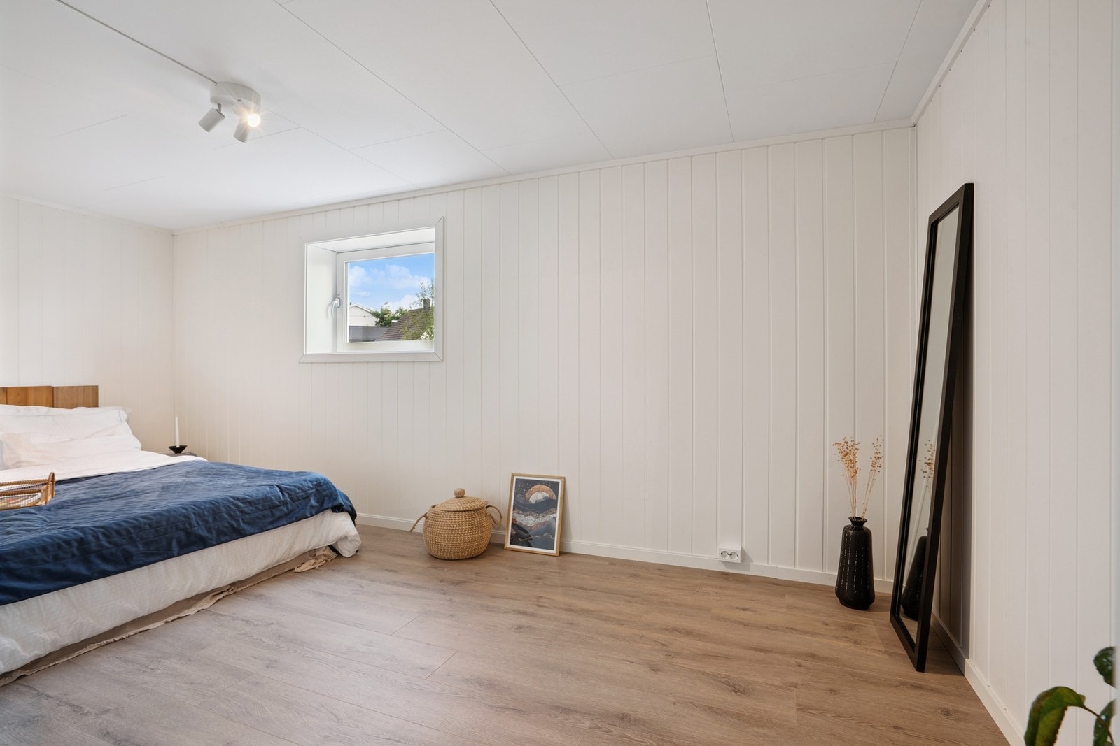 I forbindelse med ny drenering ble veggen i kjelleren gravd frem og det ble satt inn nytt vindu. Boden ble da gjort om til helt nytt soverom - godkjent av Rana kommune Galleribilde