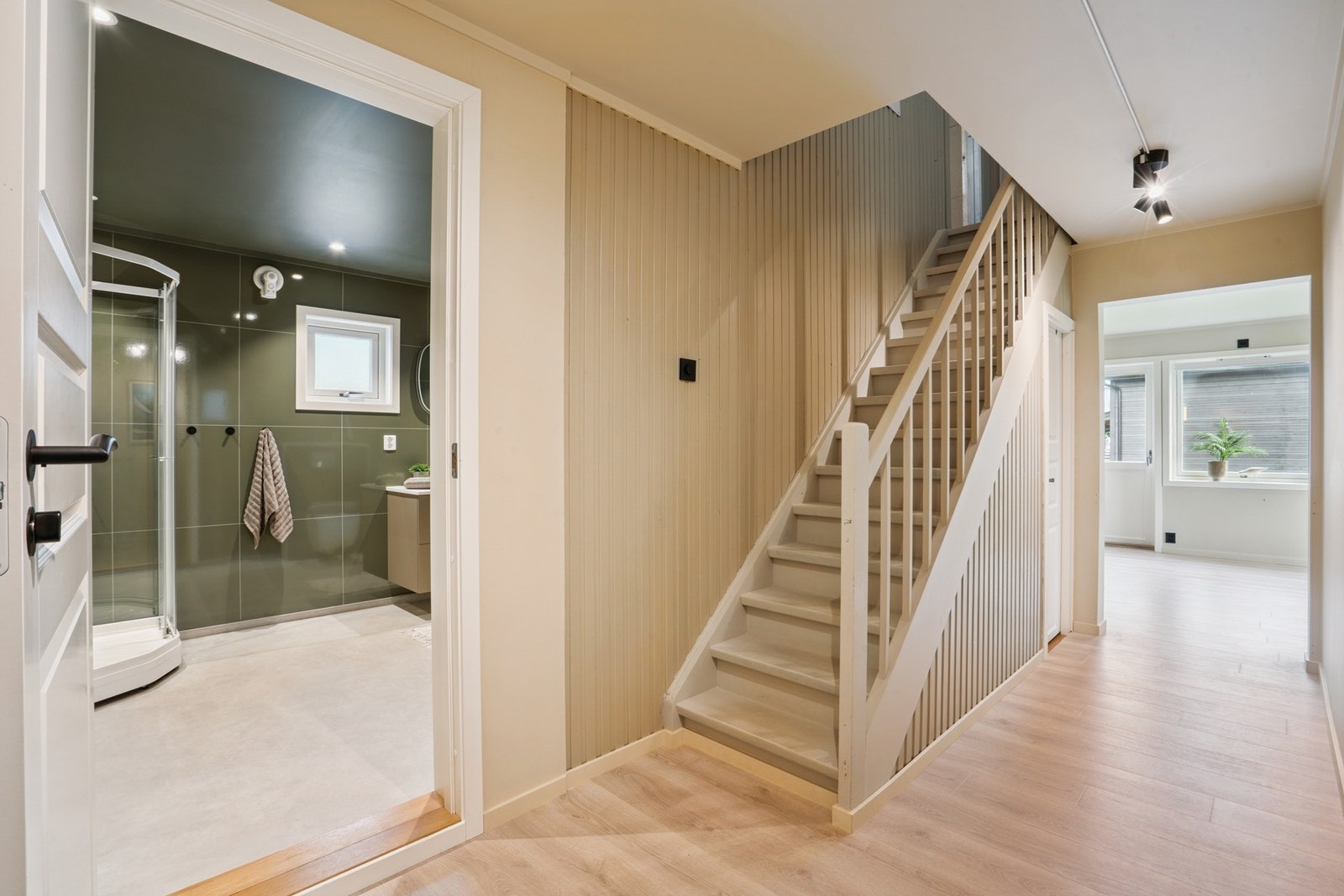 Hall med trapp opp til 2. etasje Galleribilde