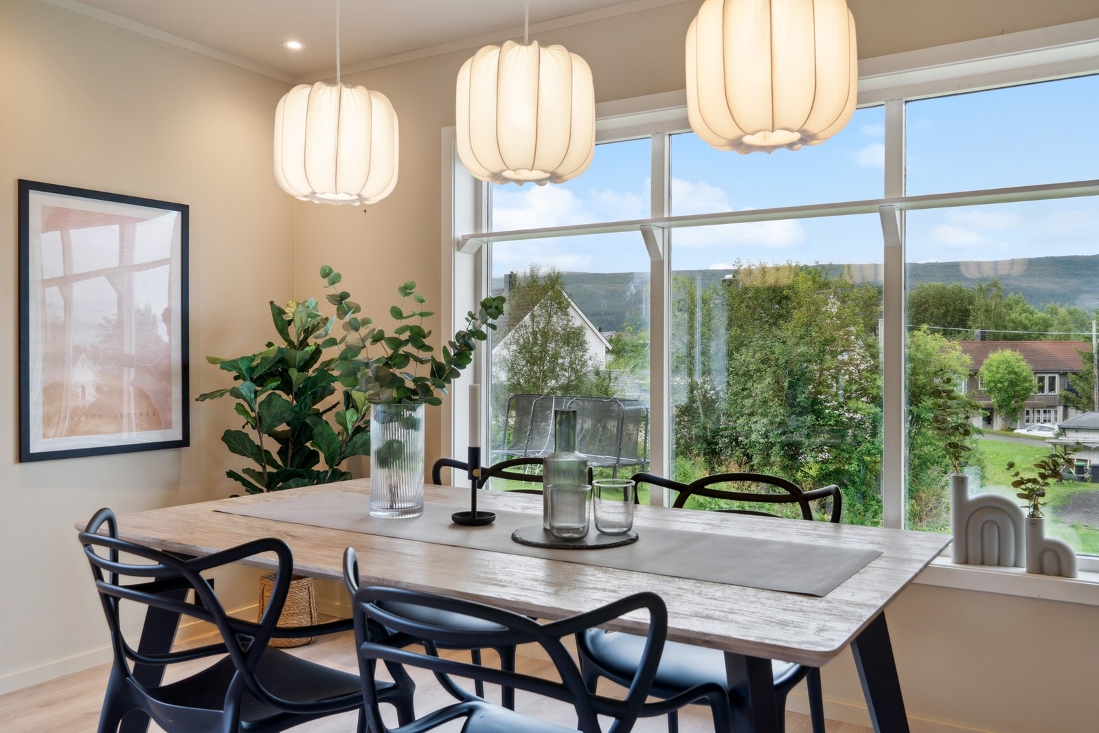 Store vinduer som gir masse naturlig lys Galleribilde